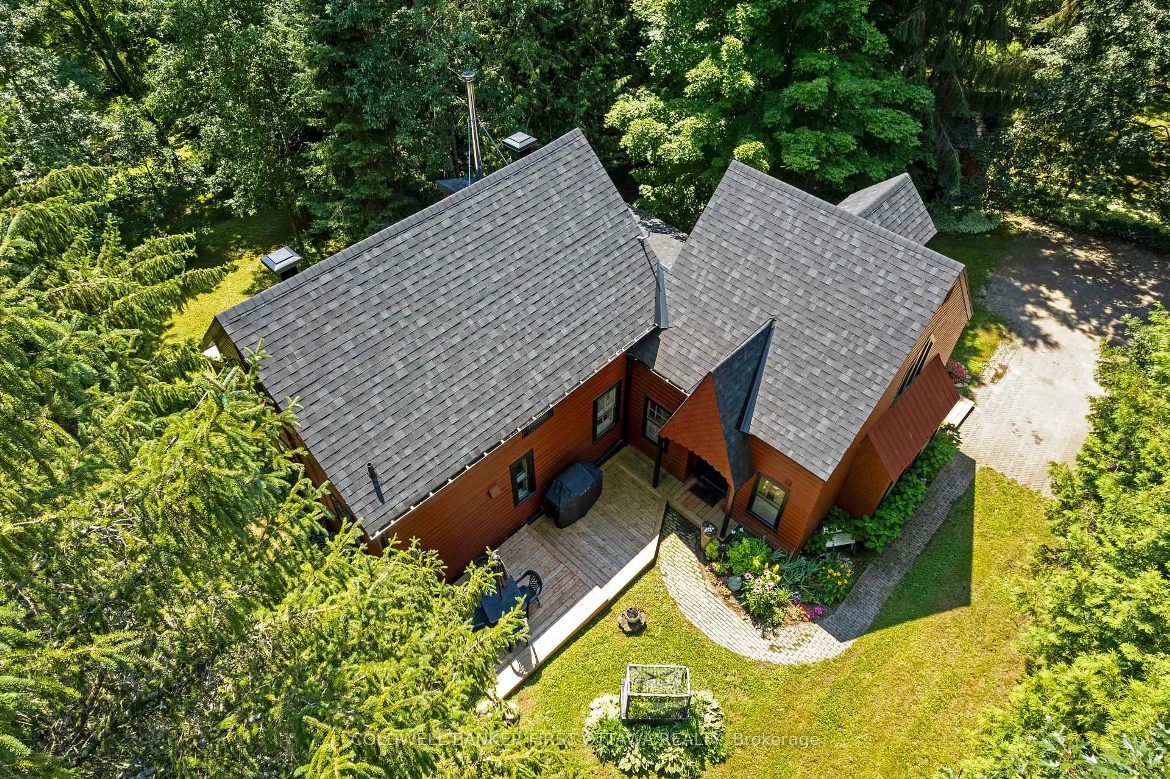 A pic from outside/outdoor area/front of a property/back of a property/a pic from drone, unknown for 105 Purdons Bay Rd, Mcdonalds Corners Ontario K0G 1M0