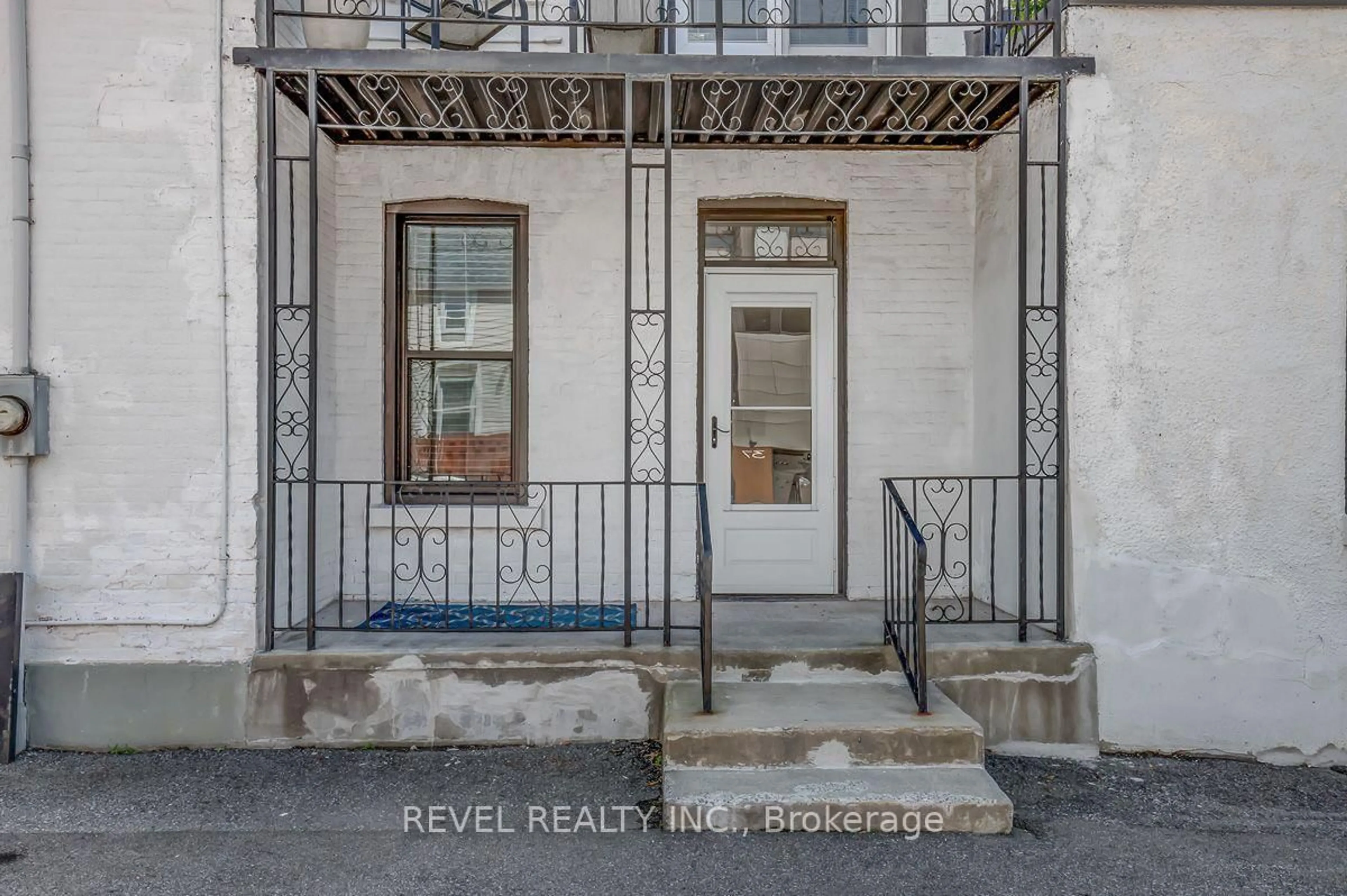 Indoor entryway for 52 Lebreton St, Ottawa Ontario K1R 7H4