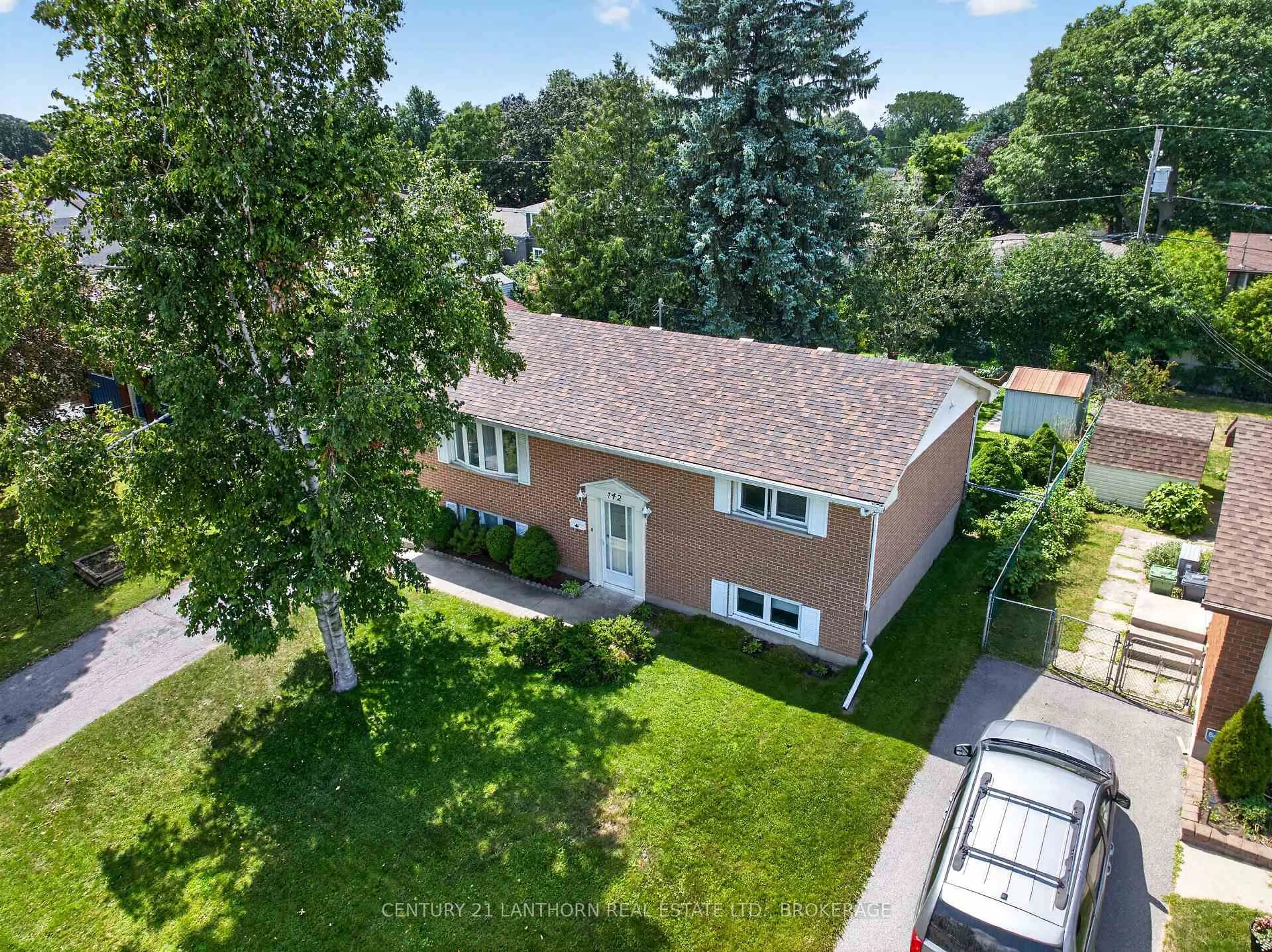 A pic from outside/outdoor area/front of a property/back of a property/a pic from drone, street for 742 Laidlaw Cres, Kingston Ontario K7M 5M5