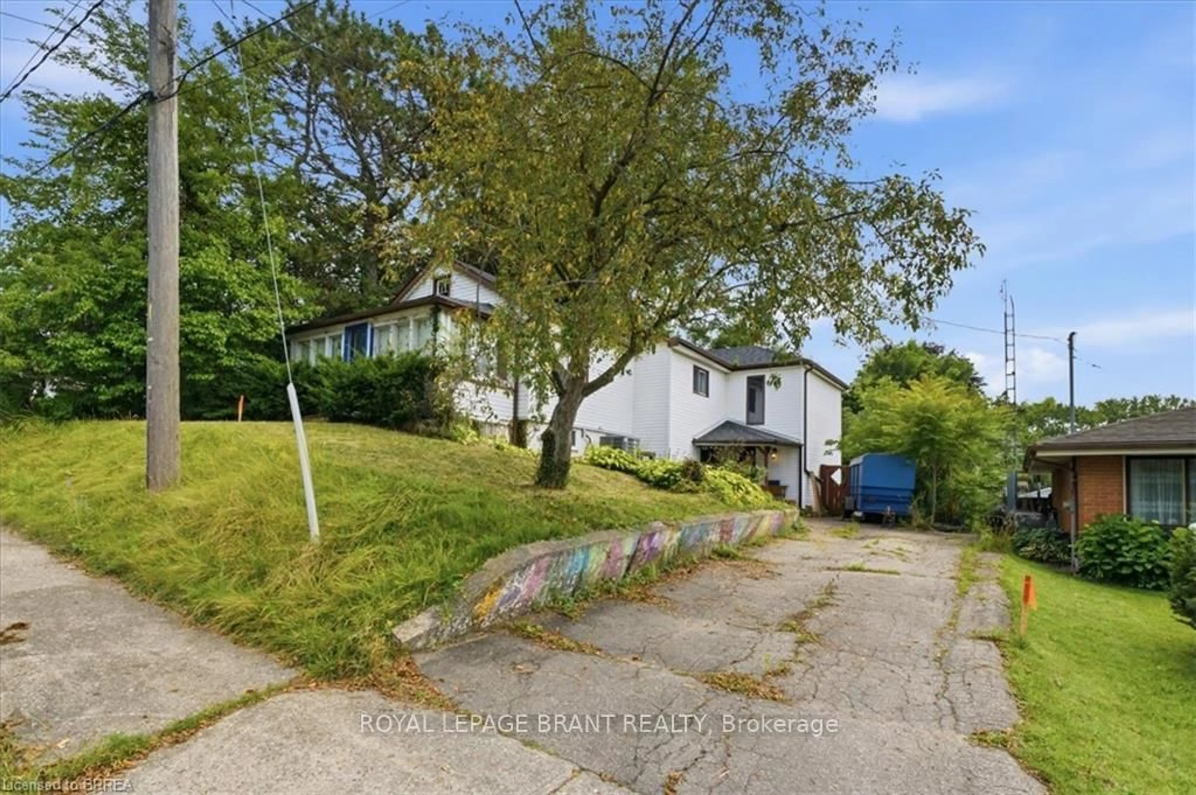 A pic from outside/outdoor area/front of a property/back of a property/a pic from drone, street for 367 Nelson St, Brantford Ontario N3S 4E6