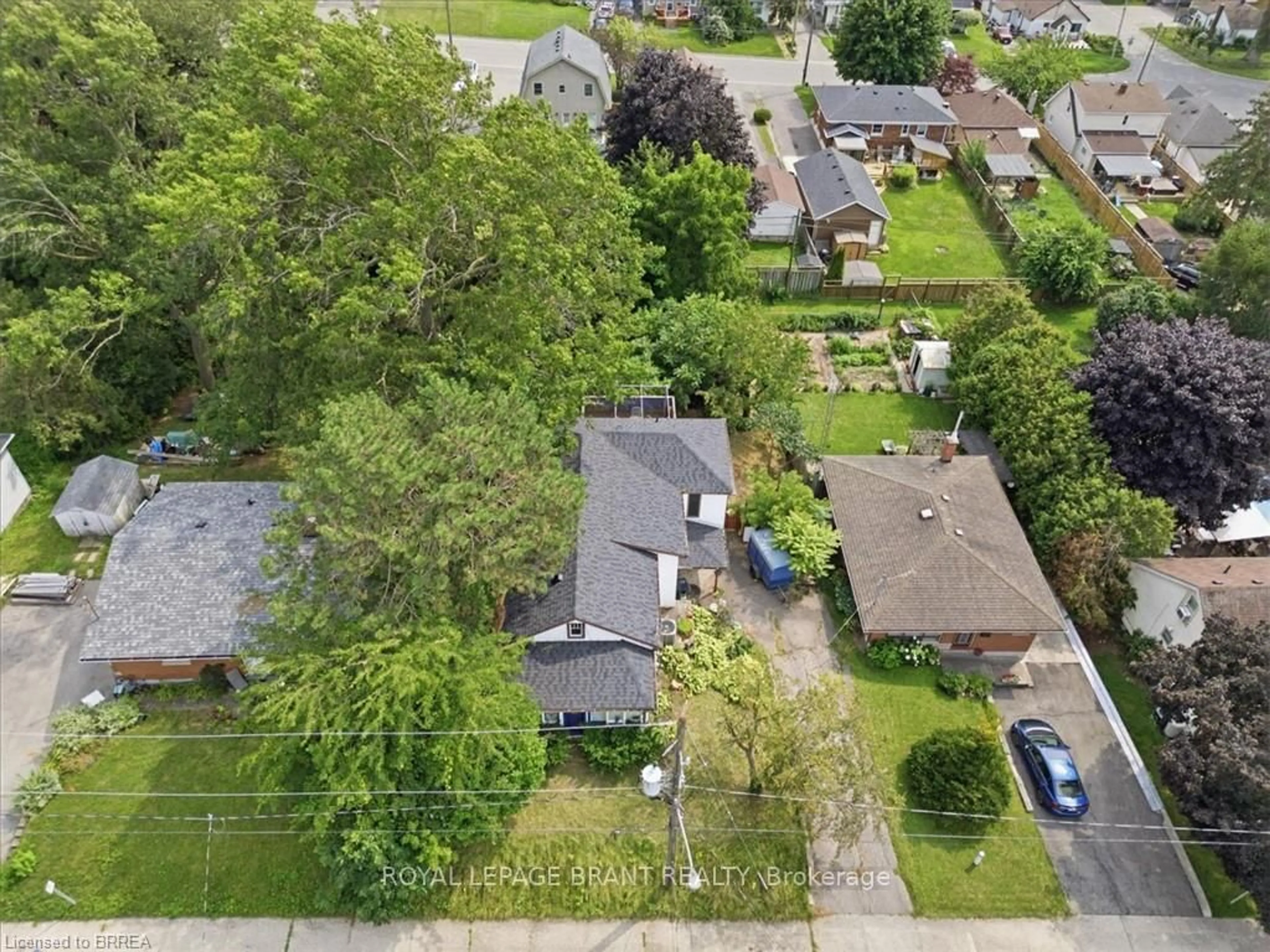 A pic from outside/outdoor area/front of a property/back of a property/a pic from drone, street for 367 Nelson St, Brantford Ontario N3S 4E6