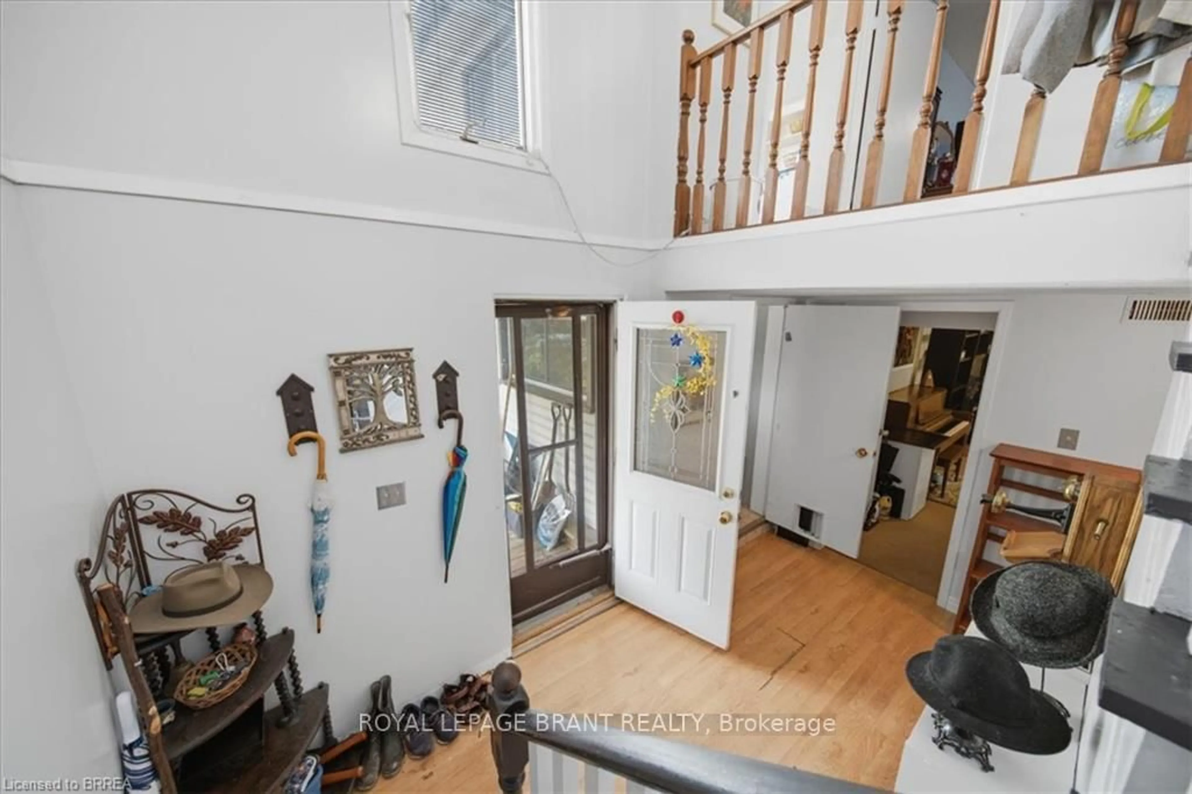 Indoor foyer for 367 Nelson St, Brantford Ontario N3S 4E6