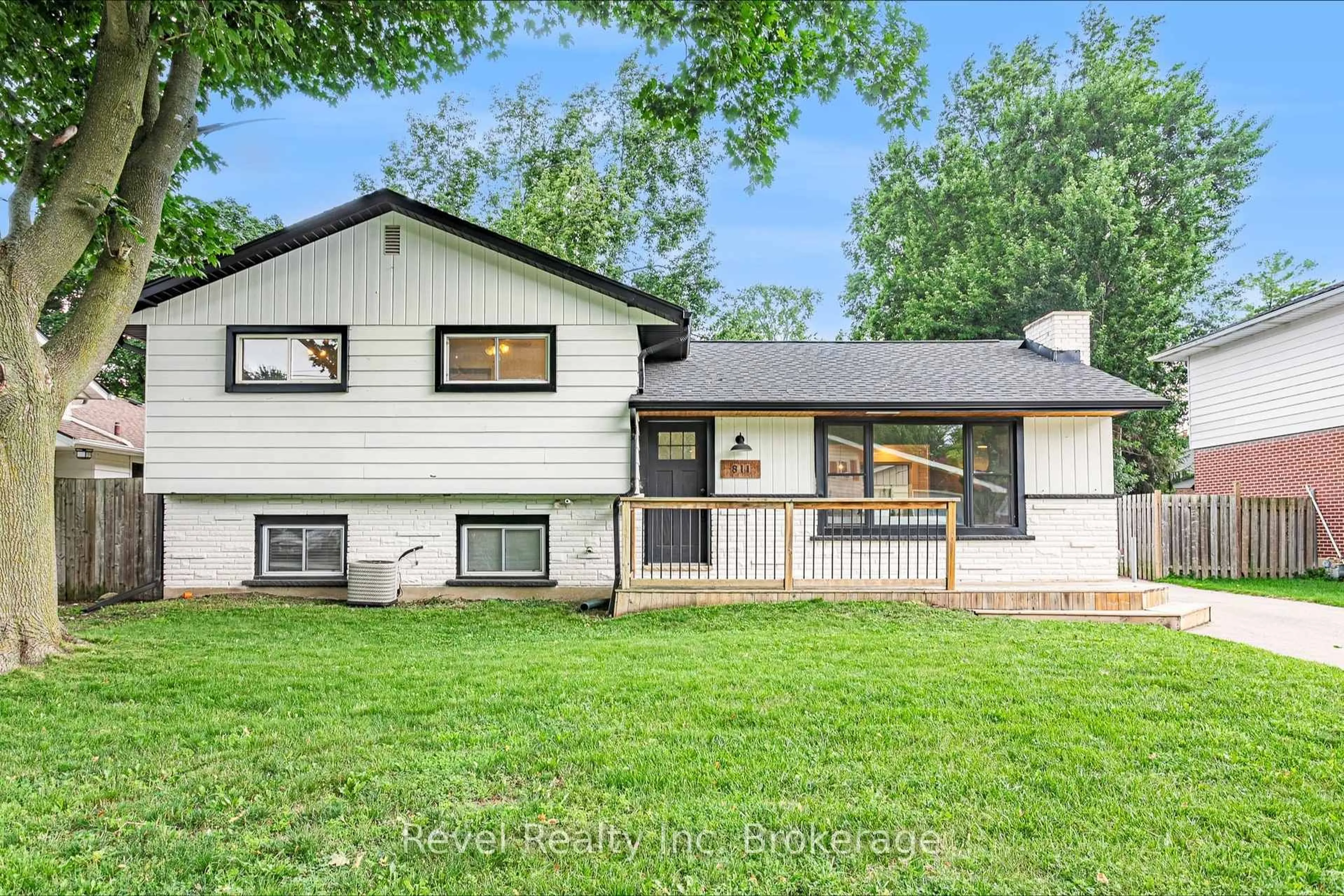 Home with vinyl exterior material, unknown for 811 Hughson St, Woodstock Ontario N4S 4P8