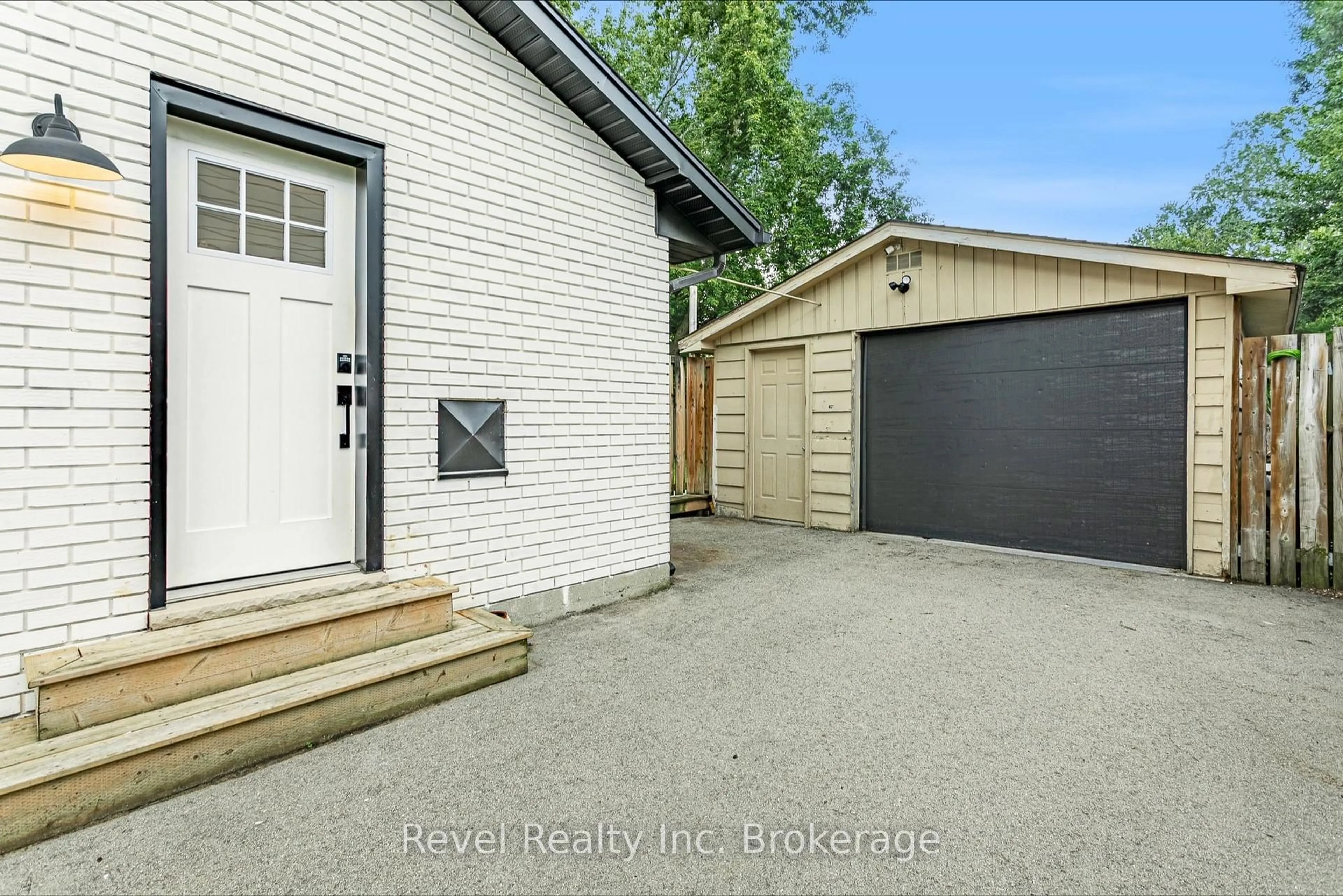 Unknown for 811 Hughson St, Woodstock Ontario N4S 4P8