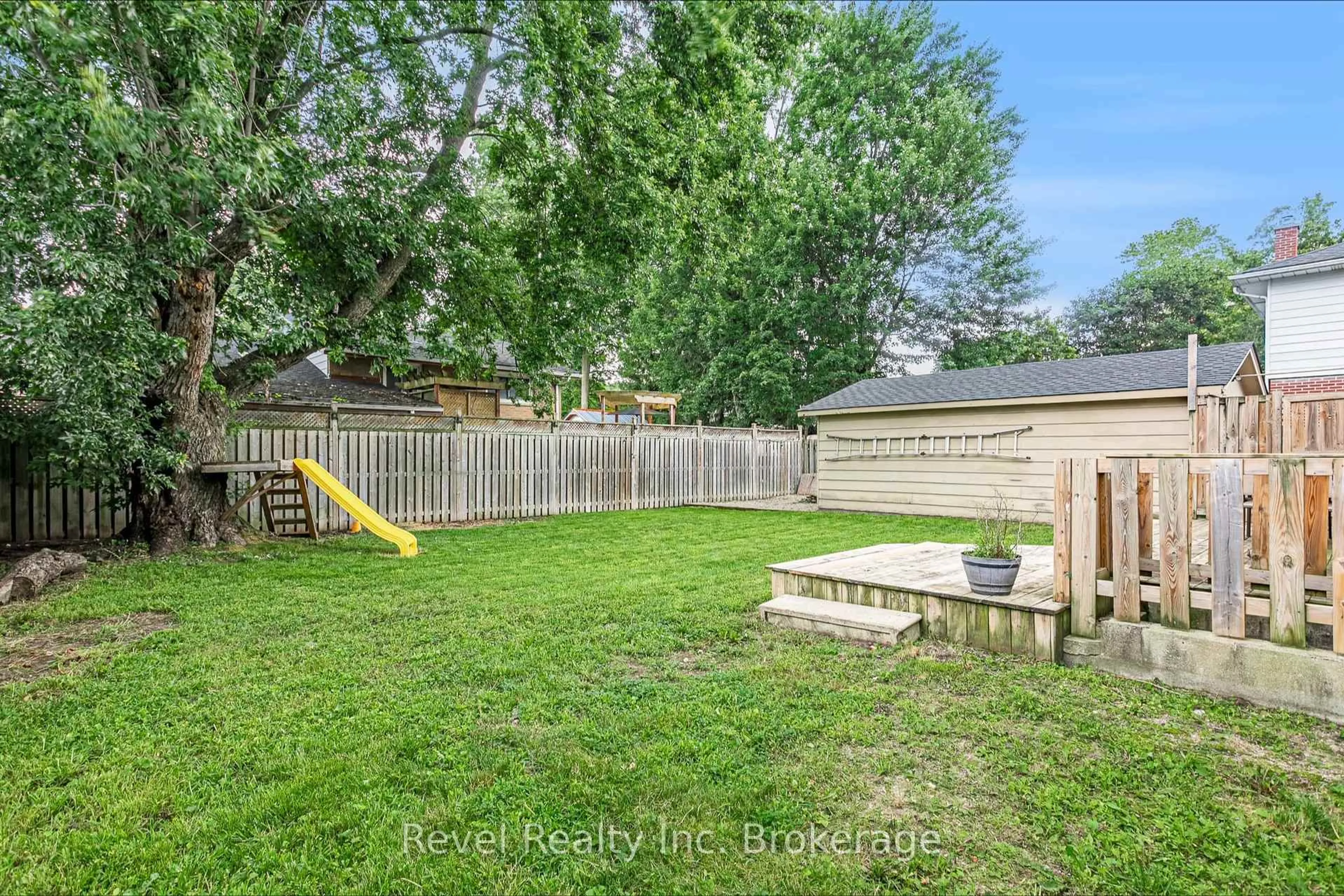 Patio, unknown for 811 Hughson St, Woodstock Ontario N4S 4P8
