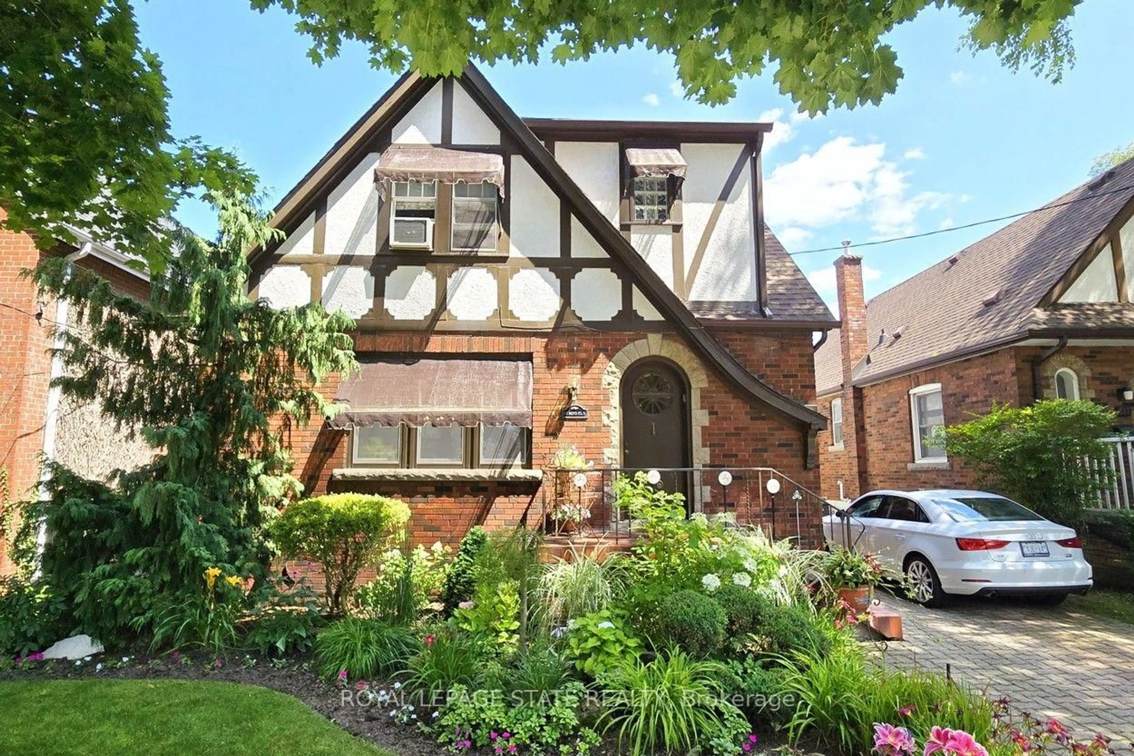 Home with brick exterior material, street for 107 Bond St, Hamilton Ontario L8S 1S9