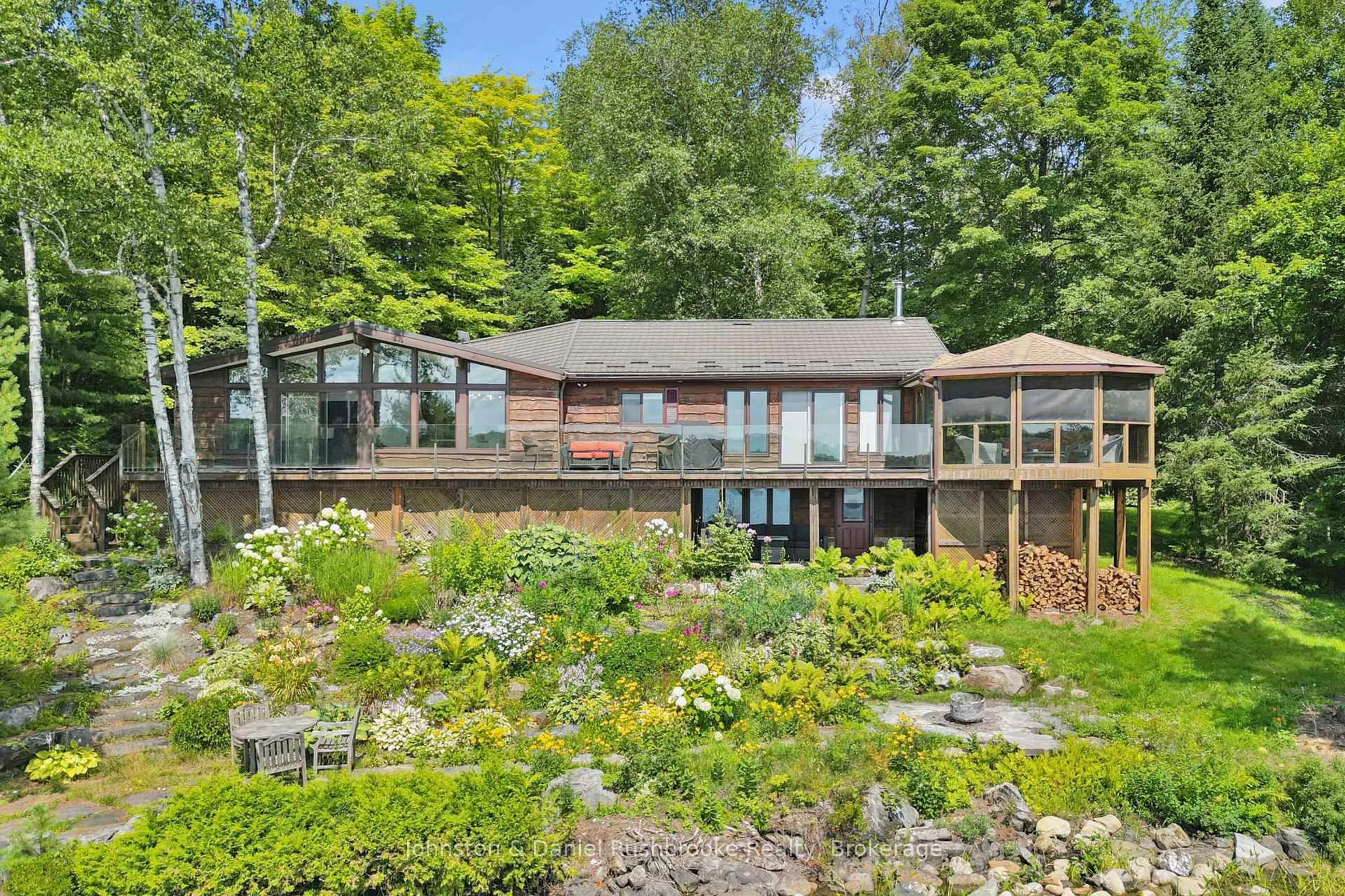 A pic from outside/outdoor area/front of a property/back of a property/a pic from drone, water/lake/river/ocean view for 842 Emsdale Lake Rd, Kearney Ontario P0A 1M0