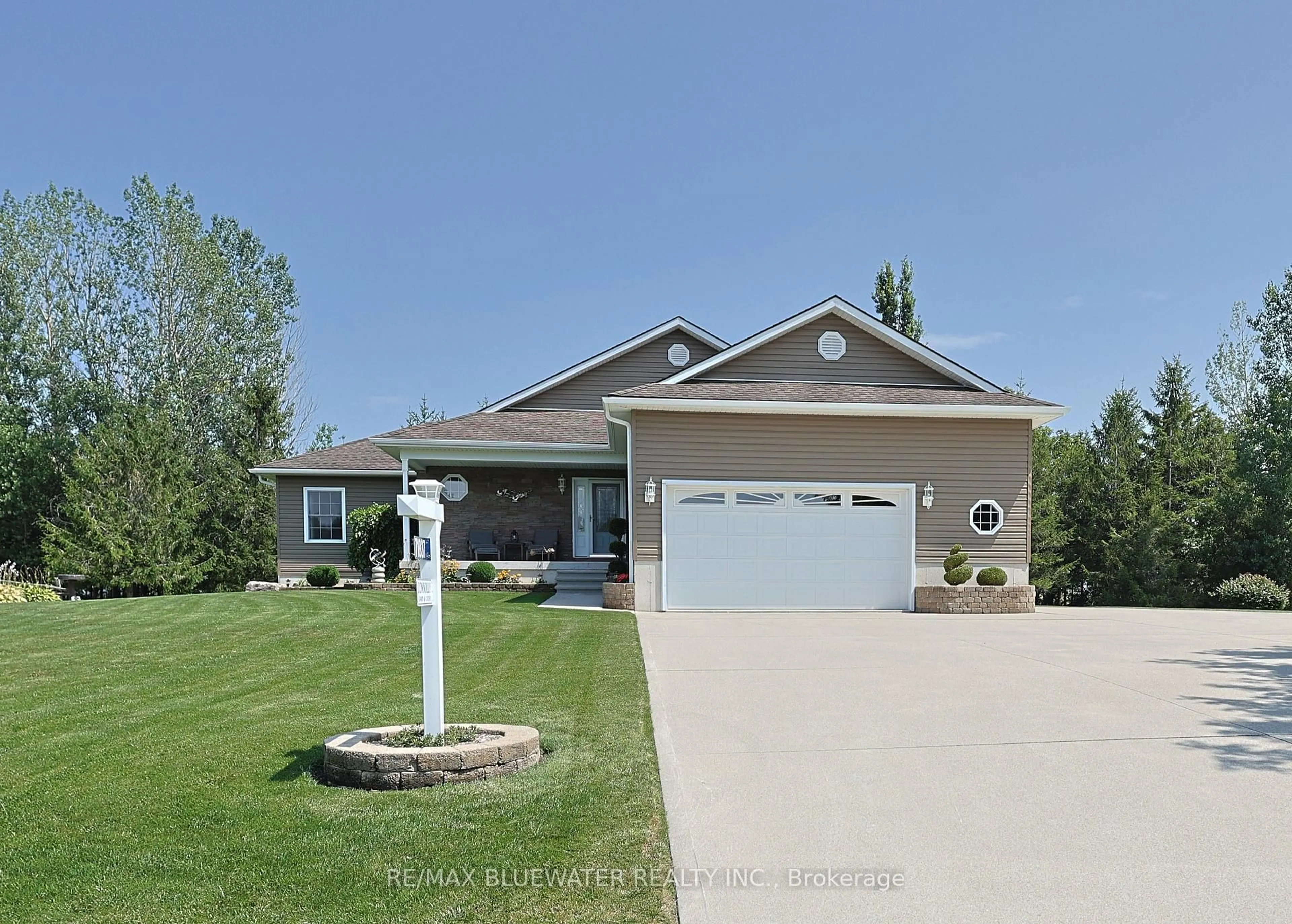 Home with vinyl exterior material, street for 71837 Sunridge Cres, Bluewater Ontario N0M 1N0