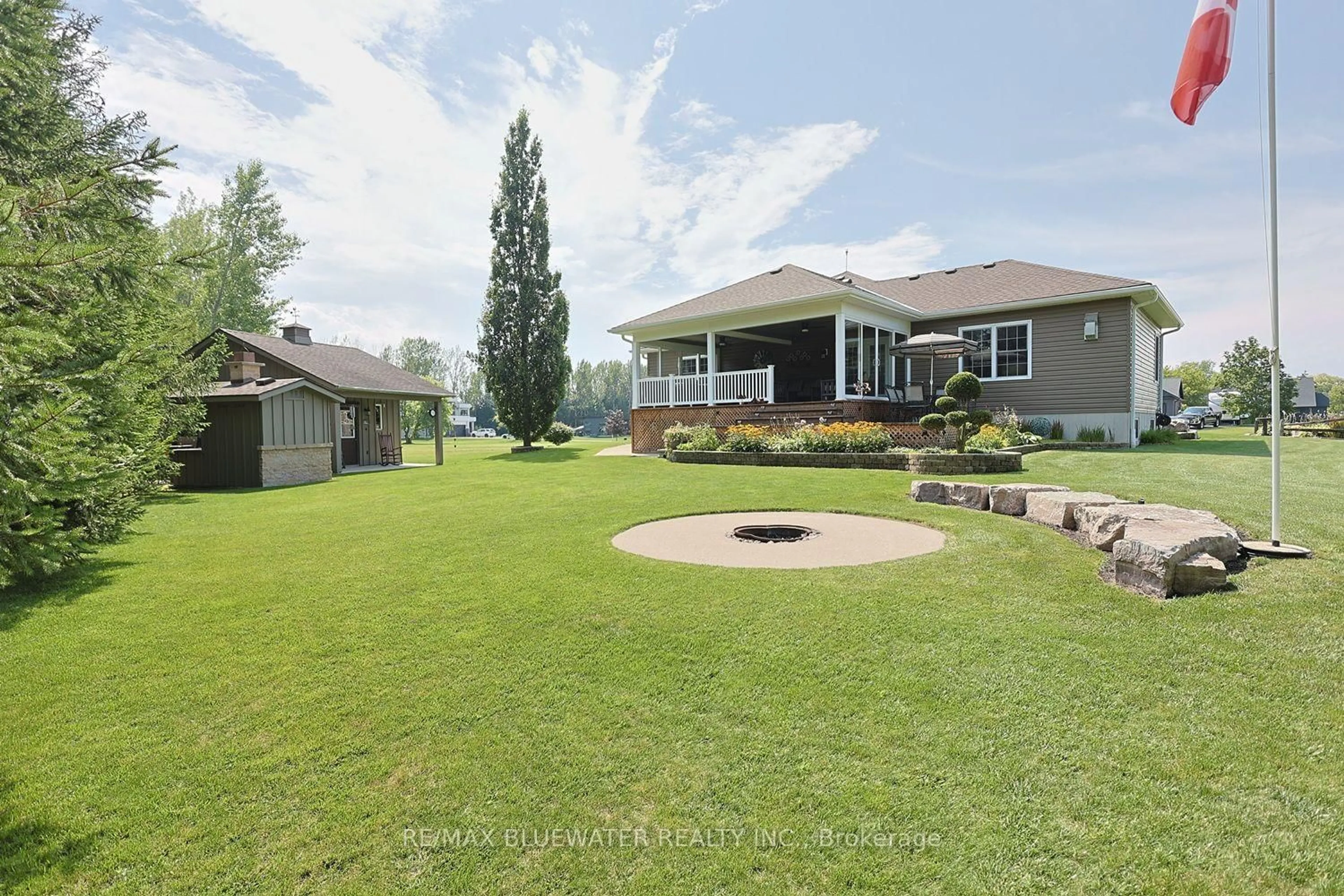 Patio, mountain view for 71837 Sunridge Cres, Bluewater Ontario N0M 1N0