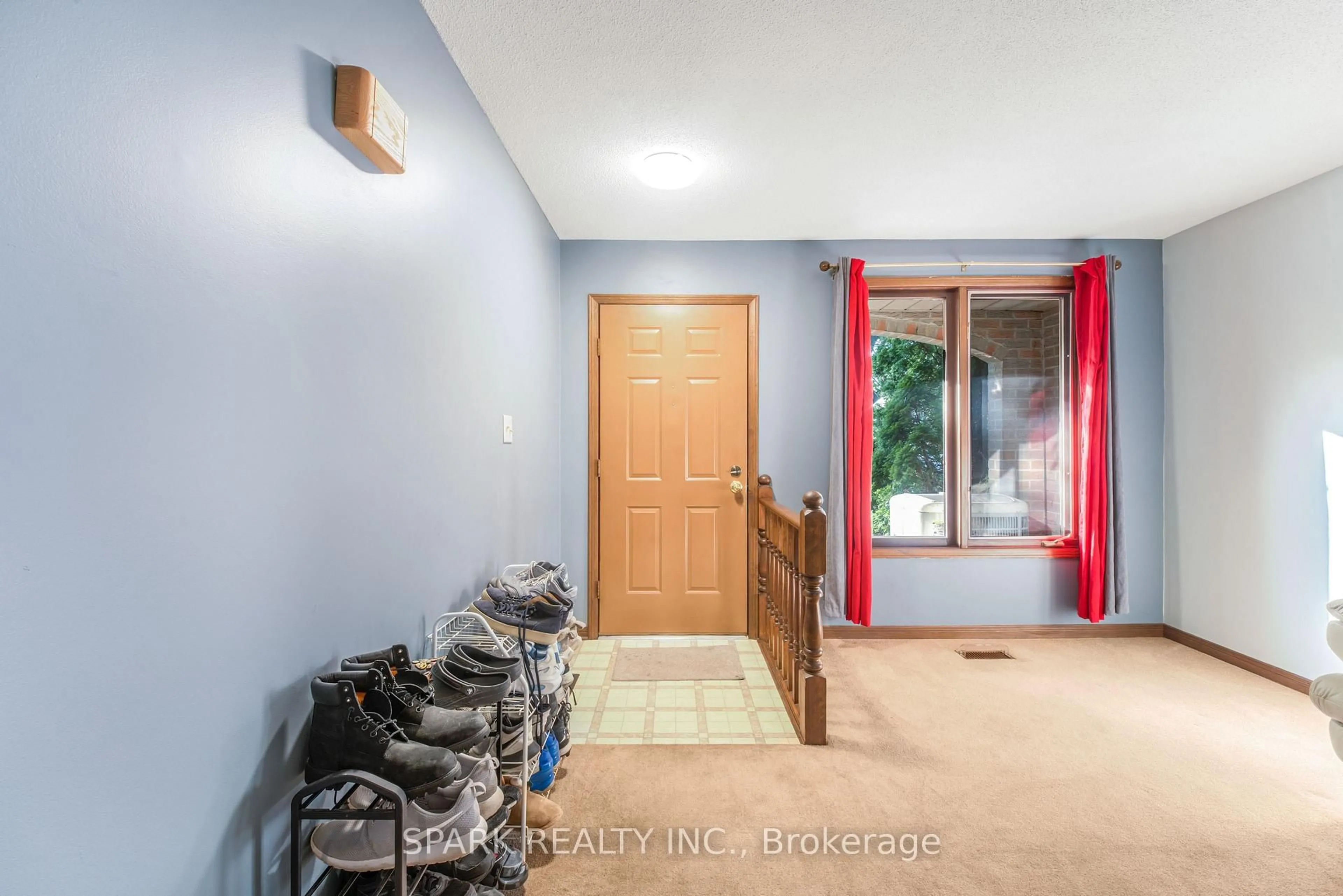 Indoor entryway for 28 Lampman Cres, Thorold Ontario L2V 4K7