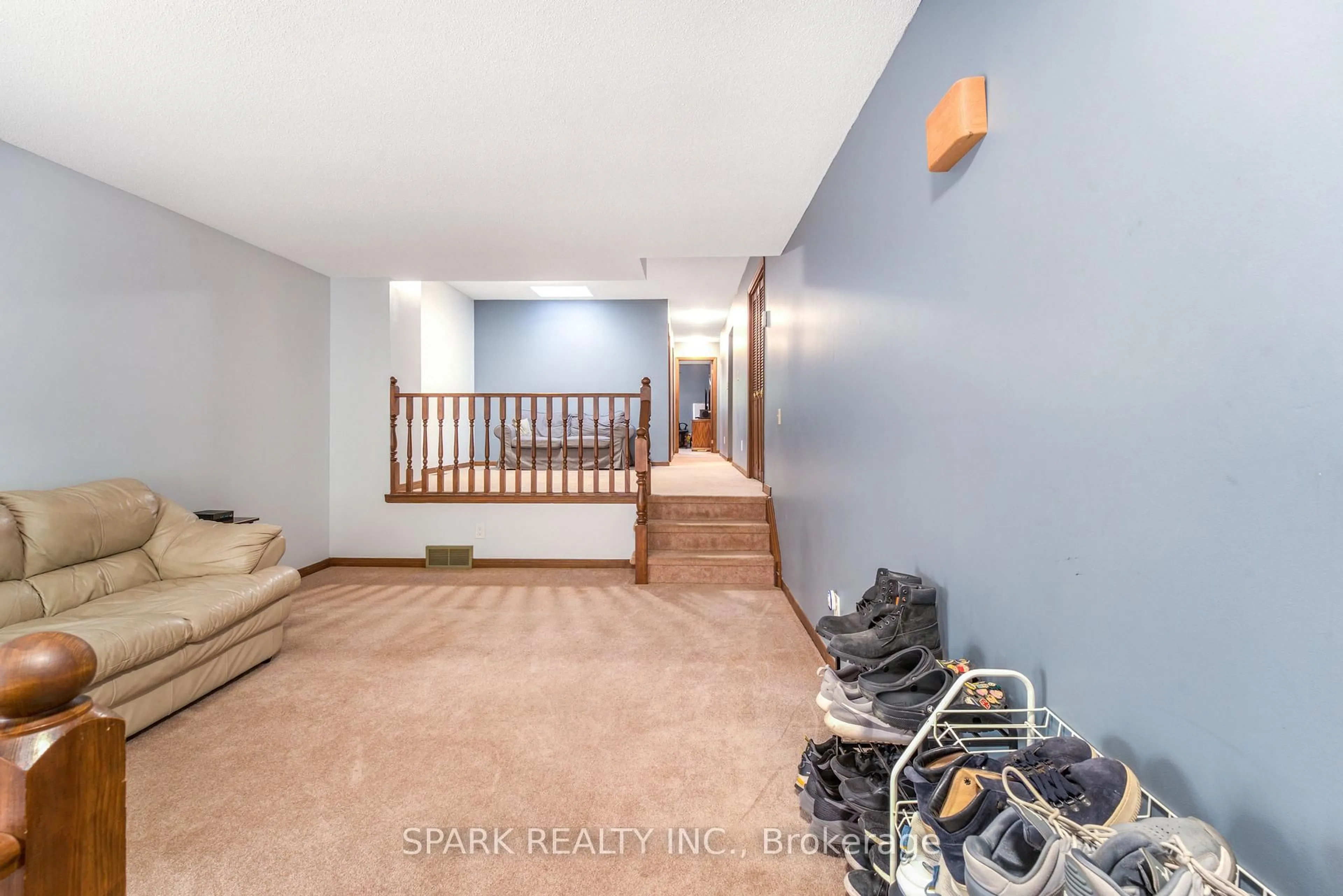 Unknown for 28 Lampman Cres, Thorold Ontario L2V 4K7