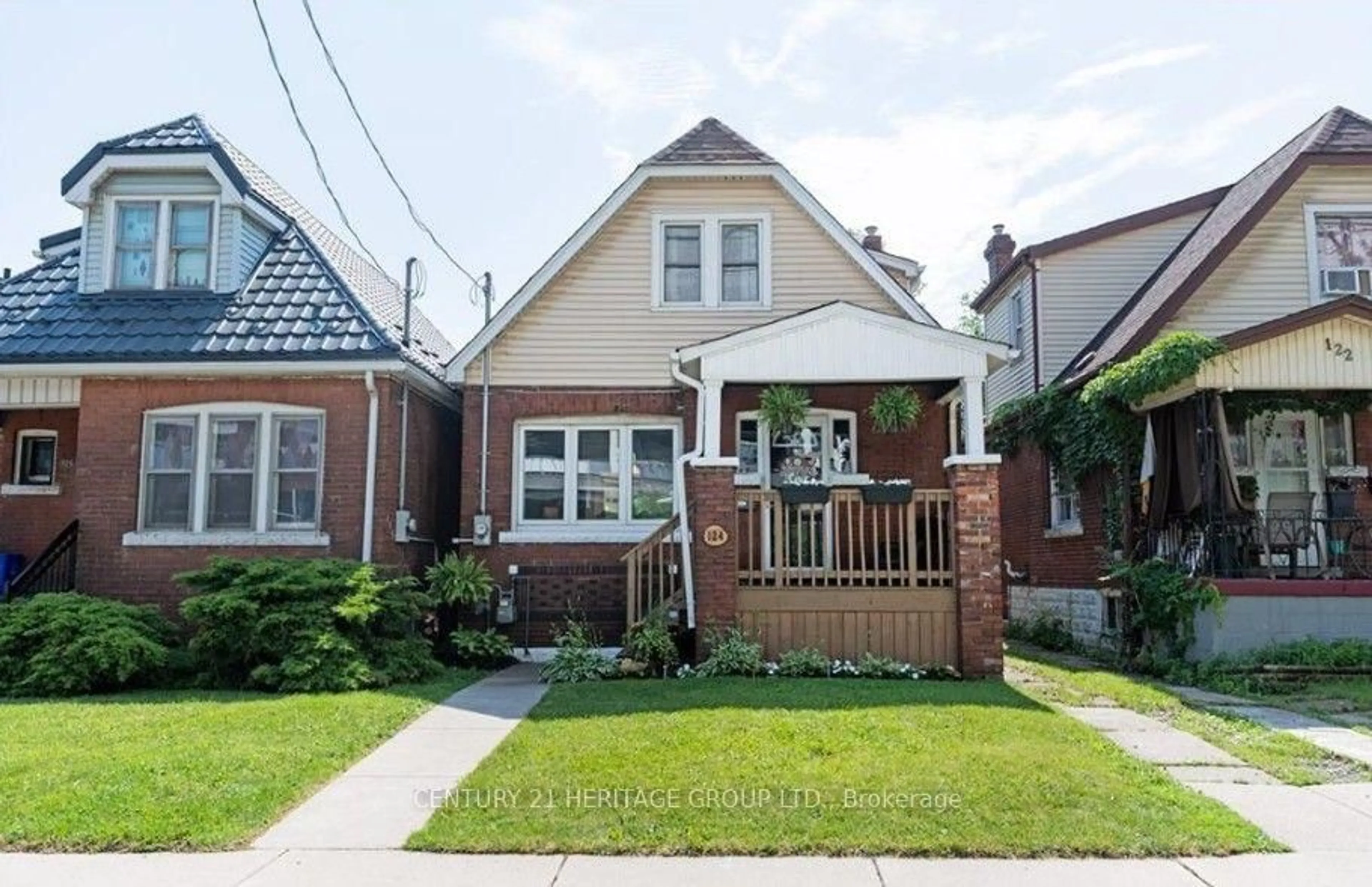 Home with brick exterior material, street for 124 Balsam Ave, Hamilton Ontario L8L 6Y3