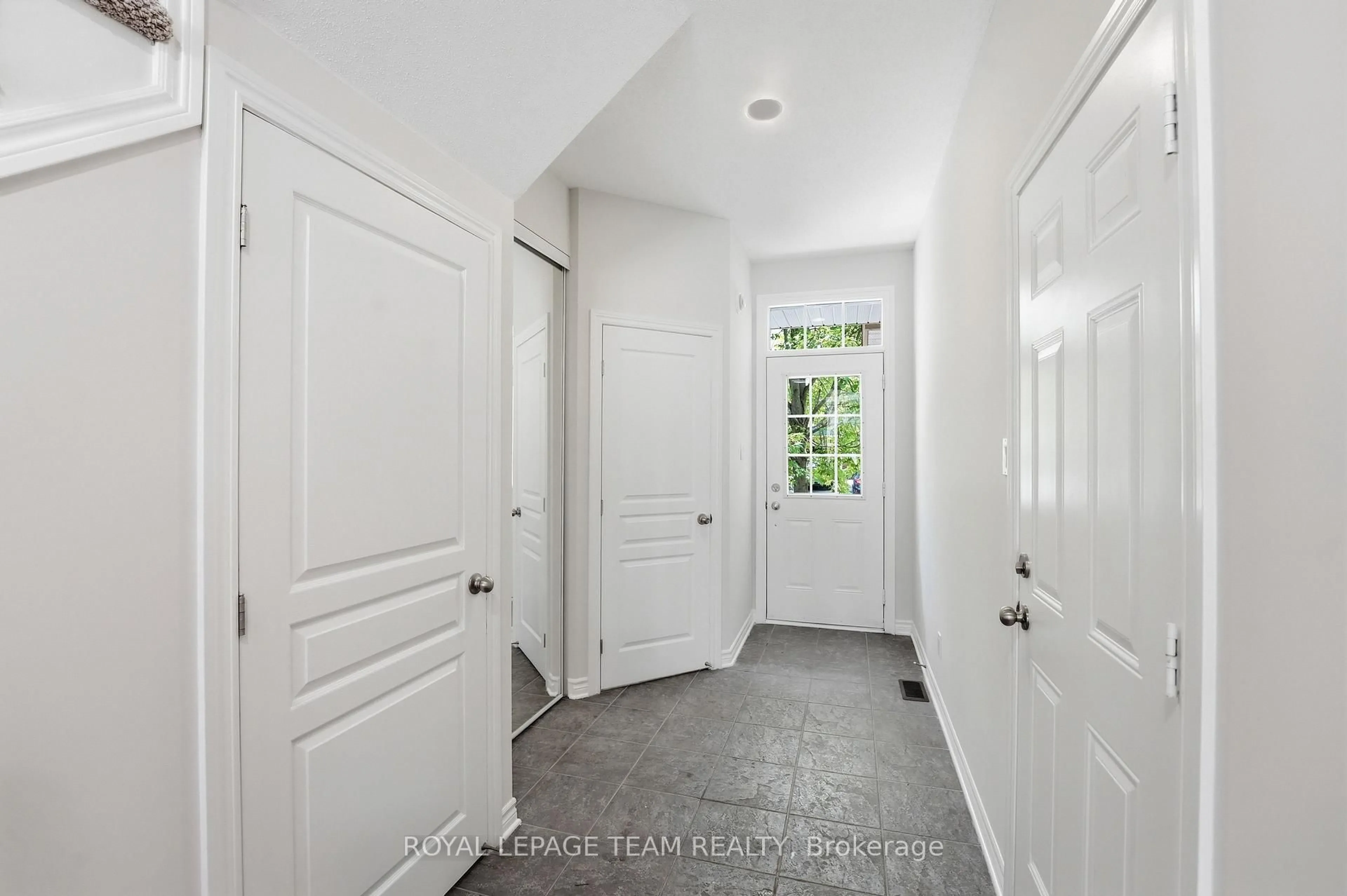 Indoor entryway for 239 Tandalee Cres, Ottawa Ontario K2M 0A2