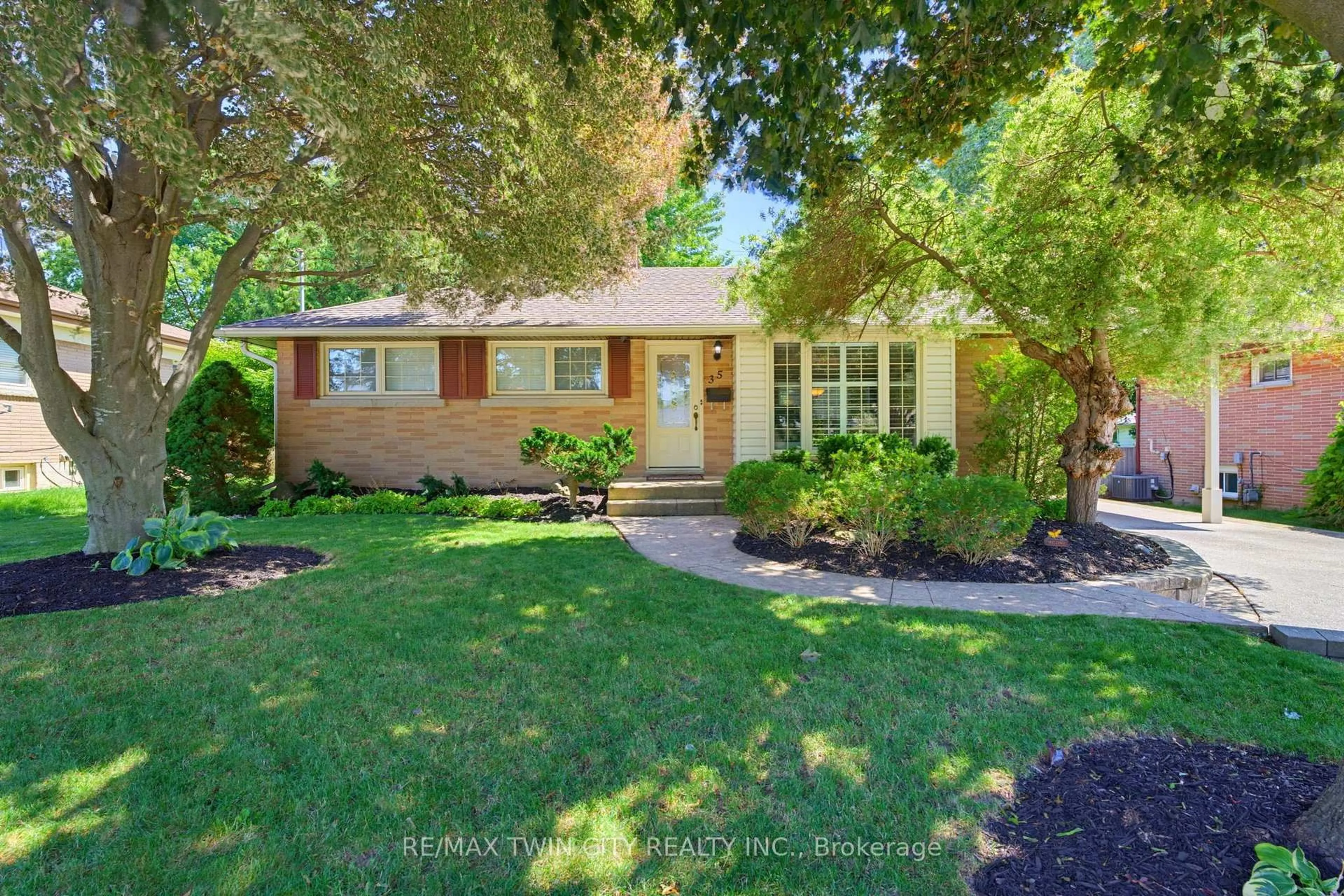 Unknown for 35 Varadi Ave, Brantford Ontario N3R 3N2