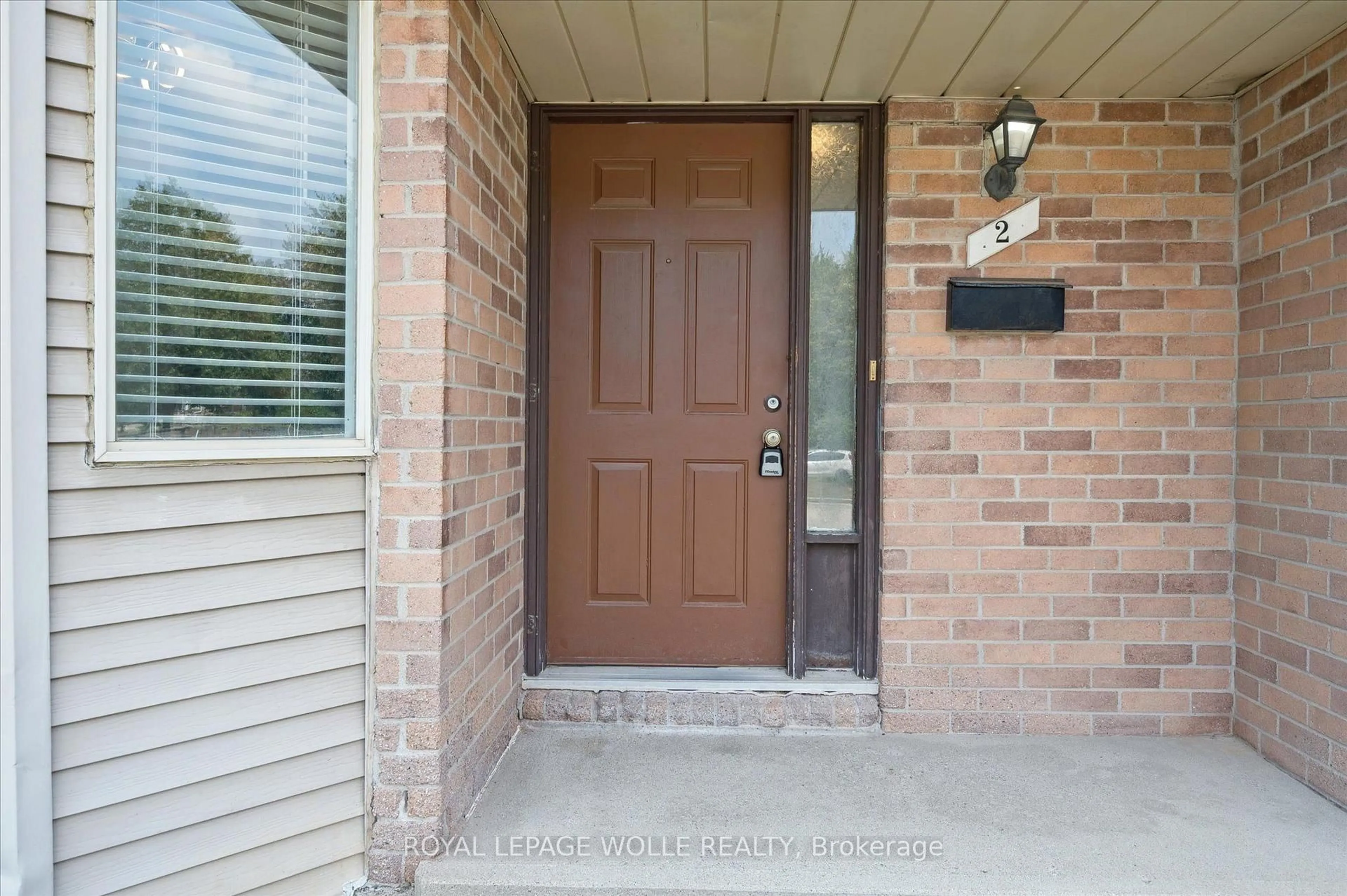 Indoor entryway for 750 Erinbrook Dr #2, Kitchener Ontario N2E 2S7