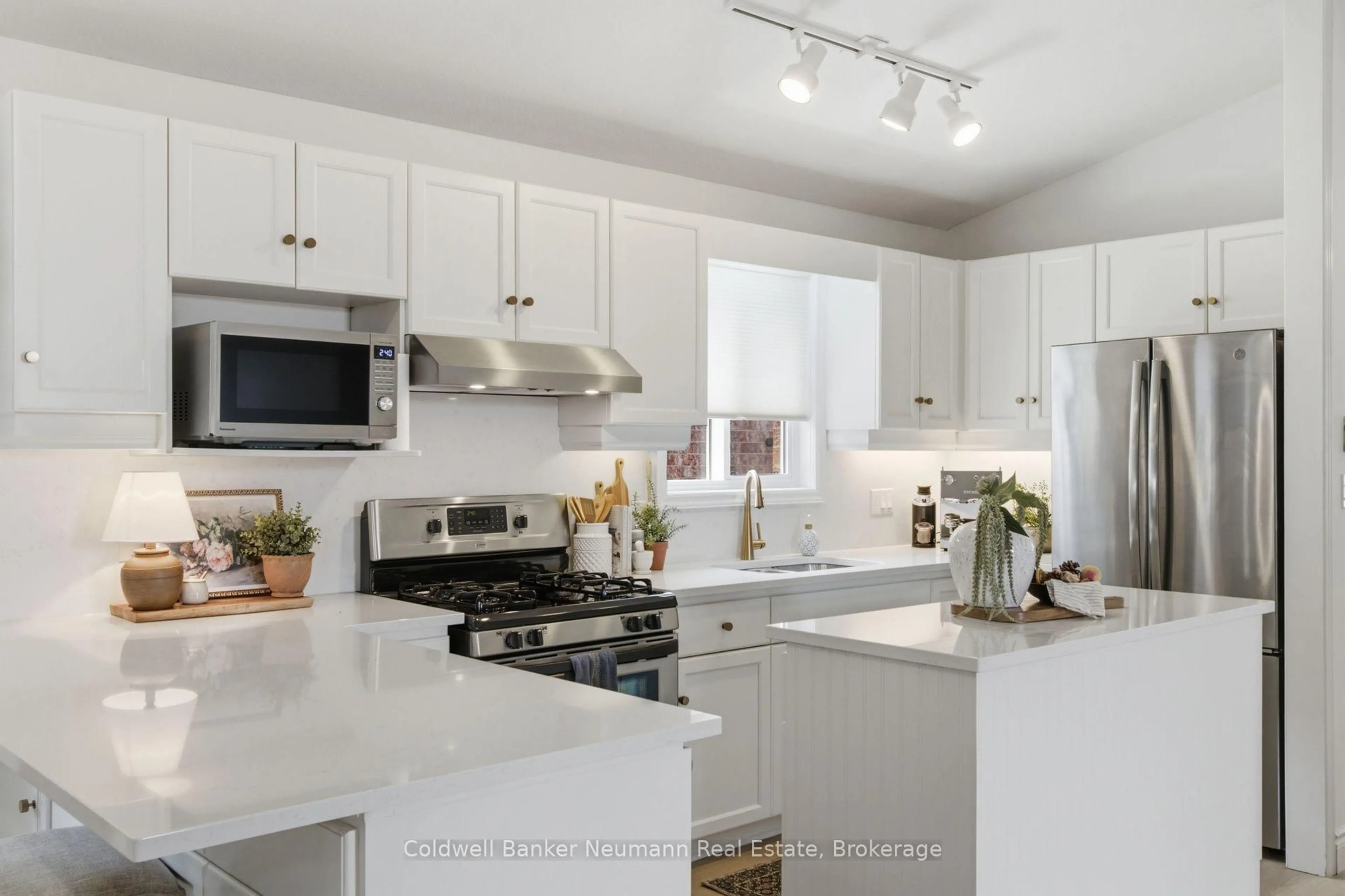 Open concept kitchen, ceramic/tile floor for 209 Country Club Dr, Guelph Ontario N1E 3K8