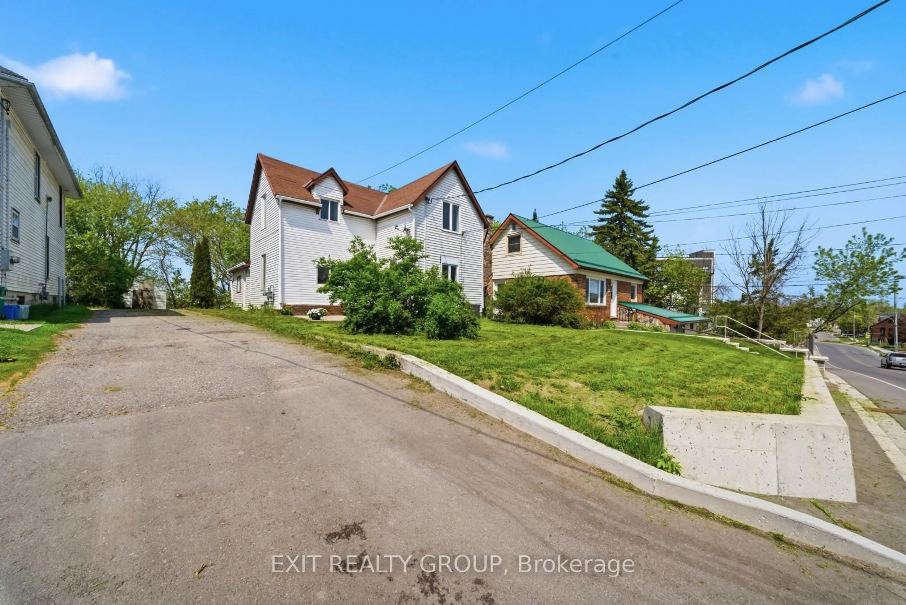 A pic from outside/outdoor area/front of a property/back of a property/a pic from drone, street for 24 Albion St, Belleville Ontario K8N 3R8