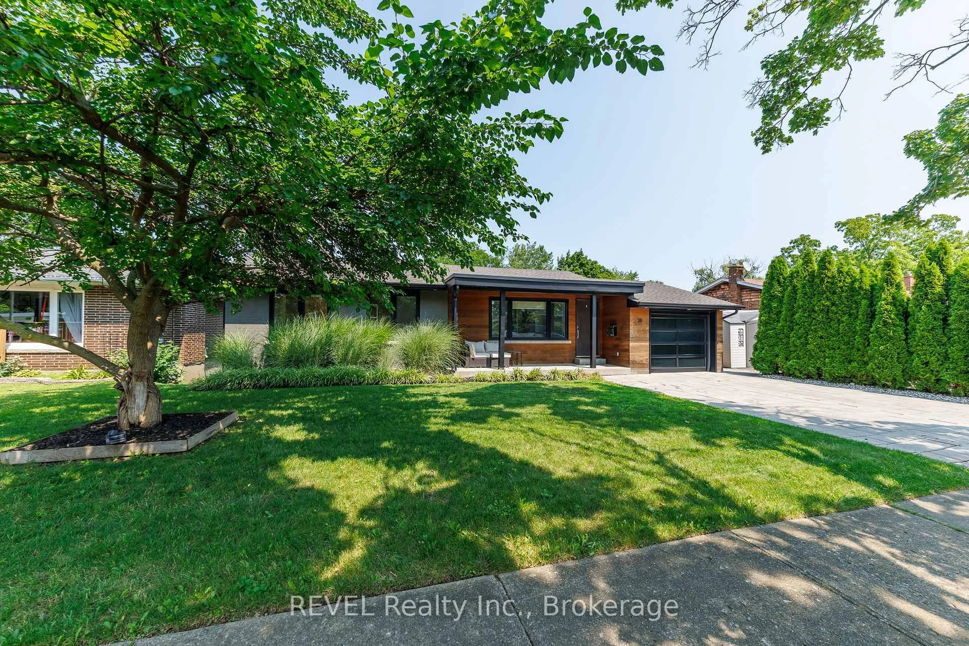 Home with brick exterior material, street for 38 BRIARSDALE Dr, St. Catharines Ontario L2T 2Z5