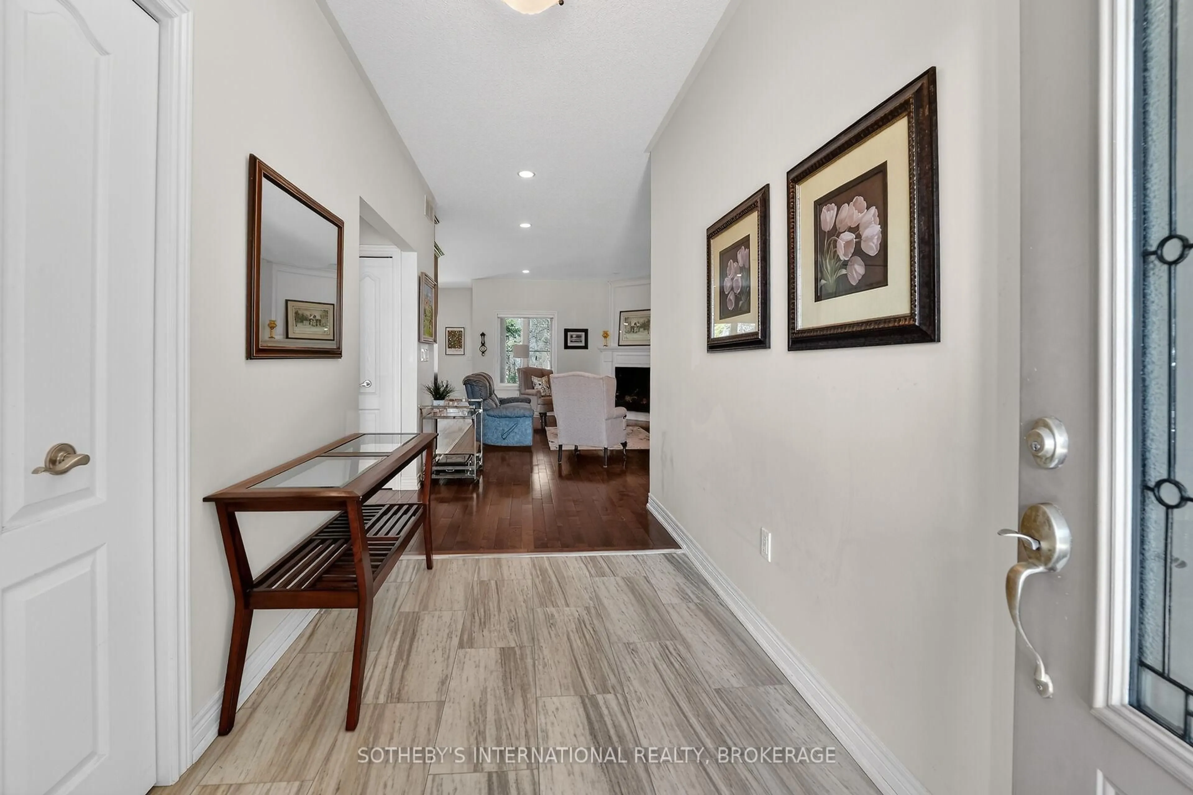 Indoor entryway for 64 Mason Crt, Welland Ontario L3C 7L6