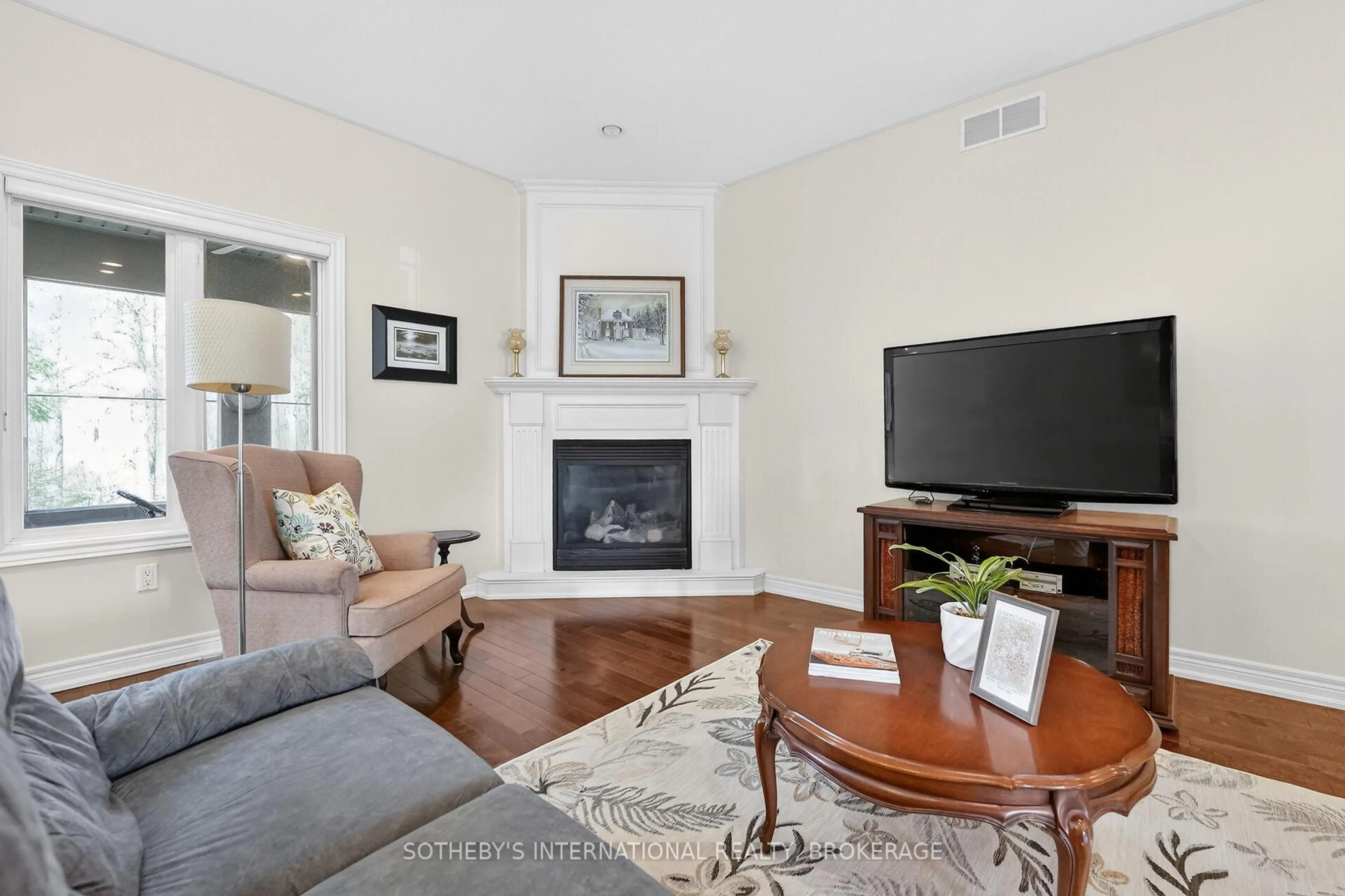 Living room with furniture, unknown for 64 Mason Crt, Welland Ontario L3C 7L6