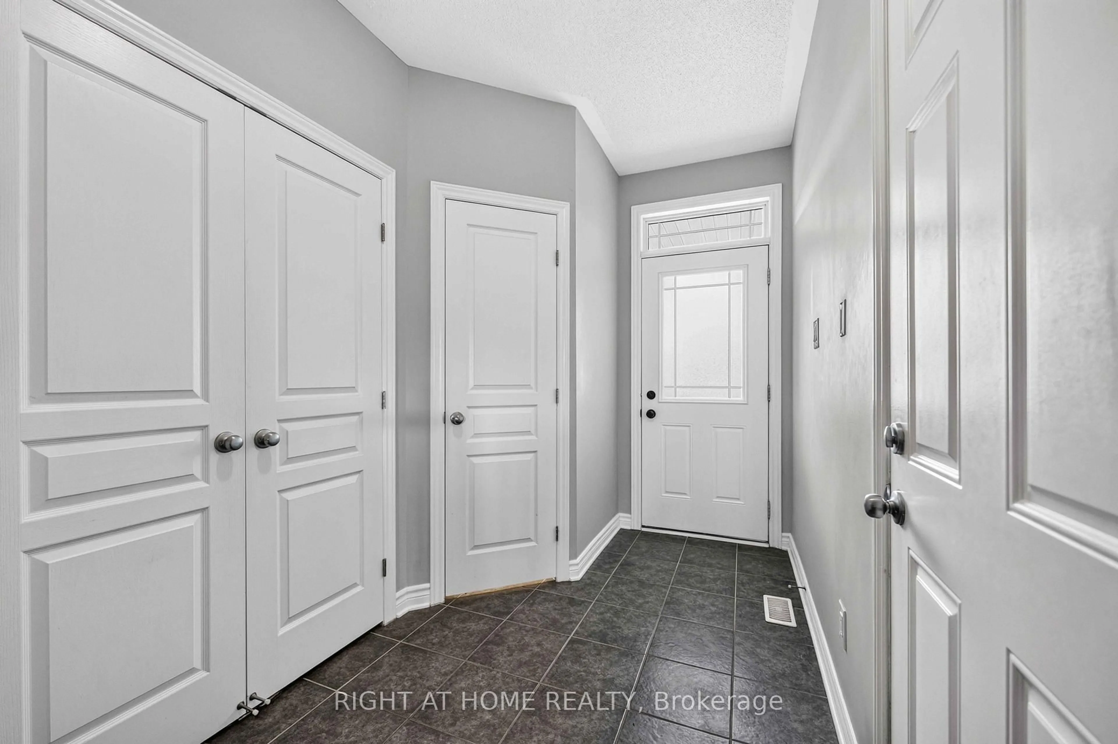 Indoor entryway for 490 Barrick Hill Rd, Ottawa Ontario K2M 0H8