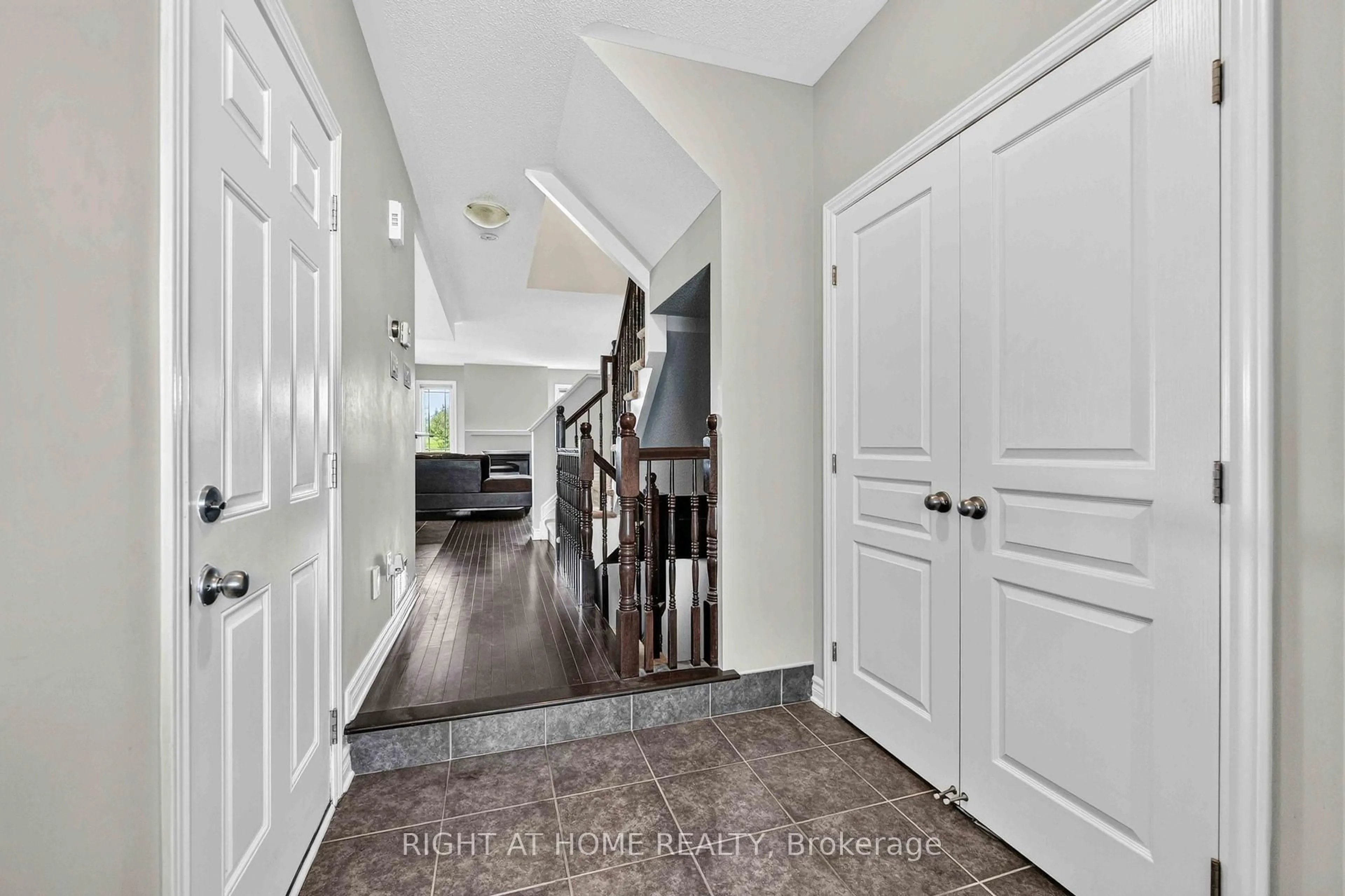 Indoor entryway for 490 Barrick Hill Rd, Ottawa Ontario K2M 0H8