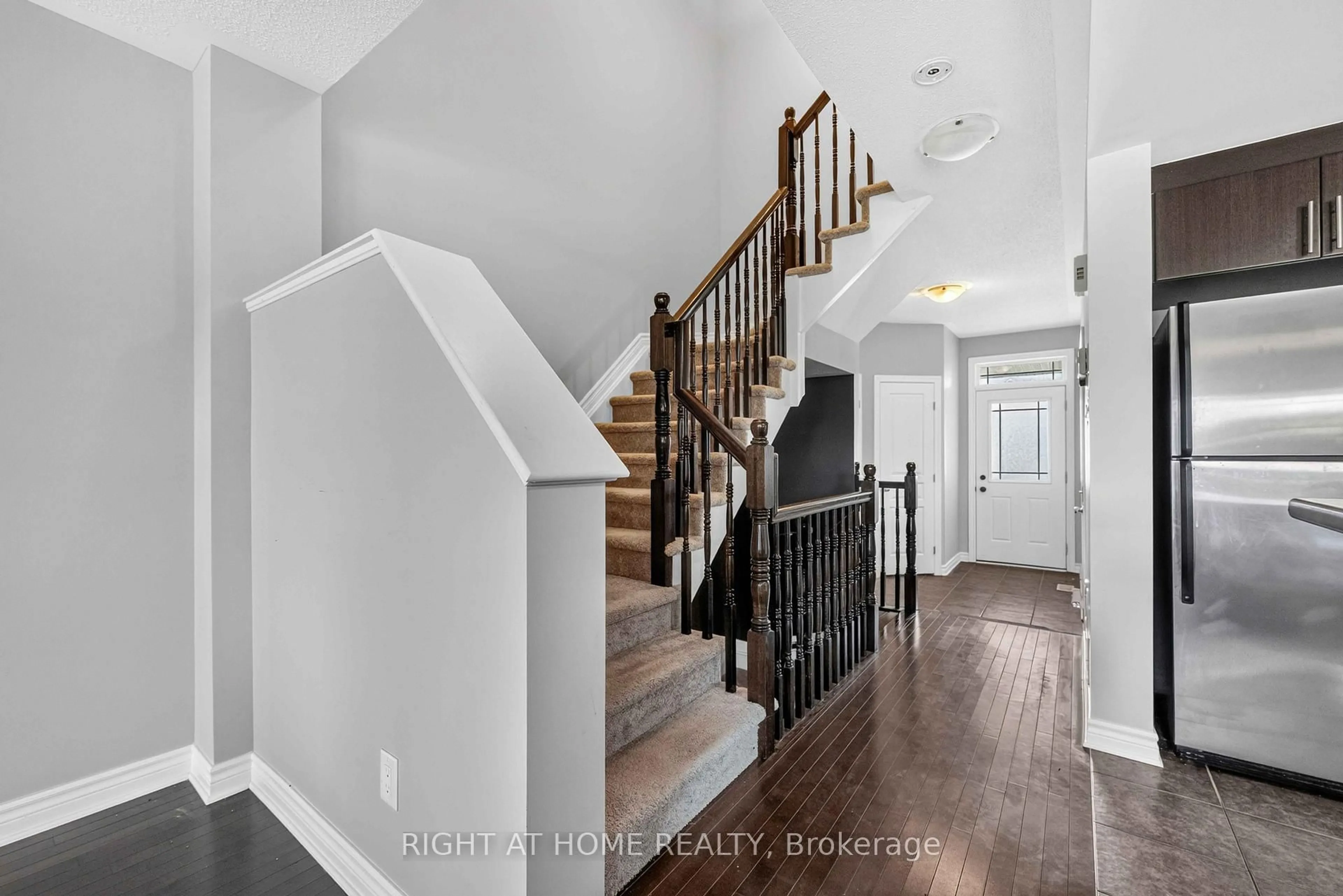 Indoor entryway for 490 Barrick Hill Rd, Ottawa Ontario K2M 0H8