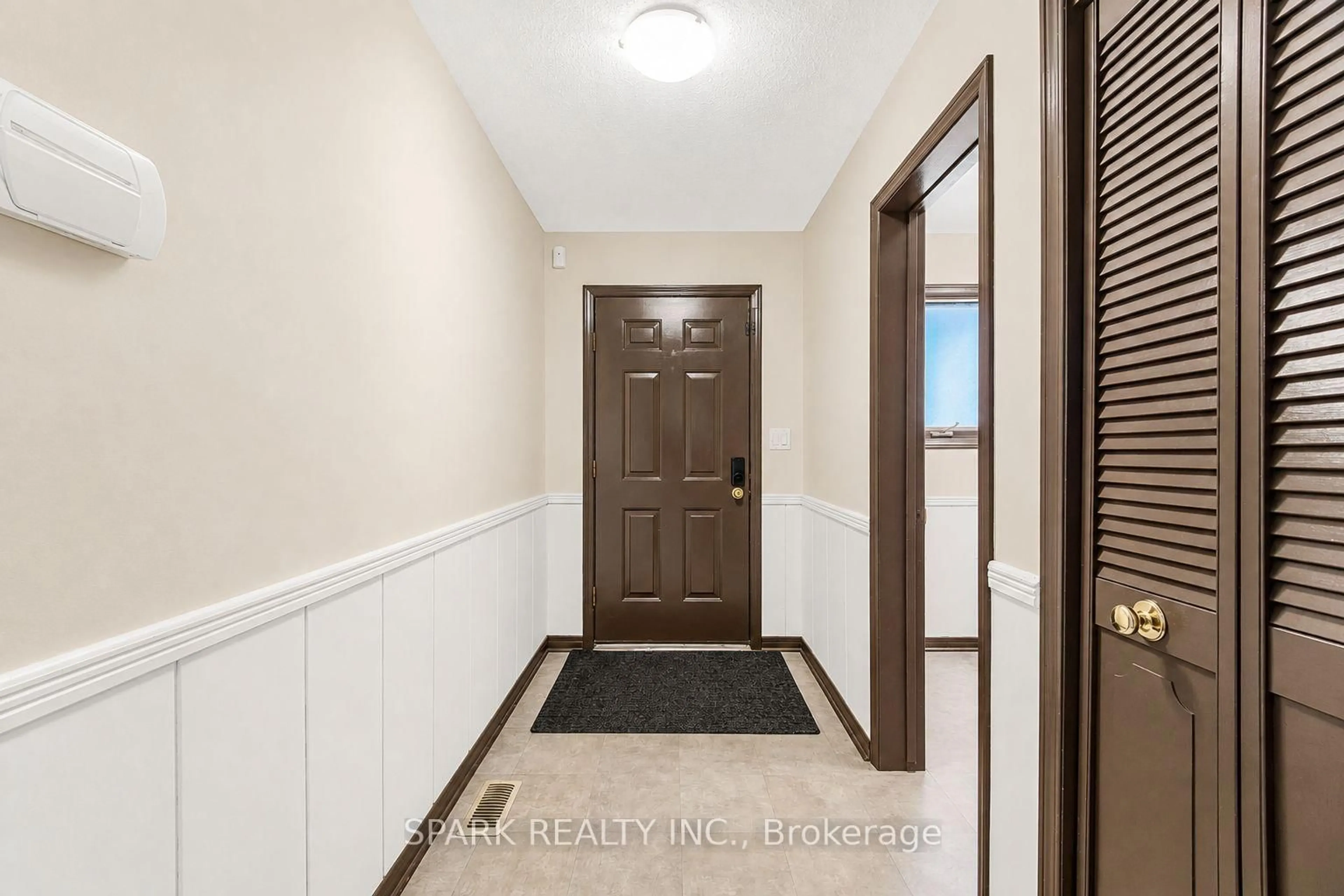 Indoor entryway for 23 Rannie Crt, Thorold Ontario L2V 4X2
