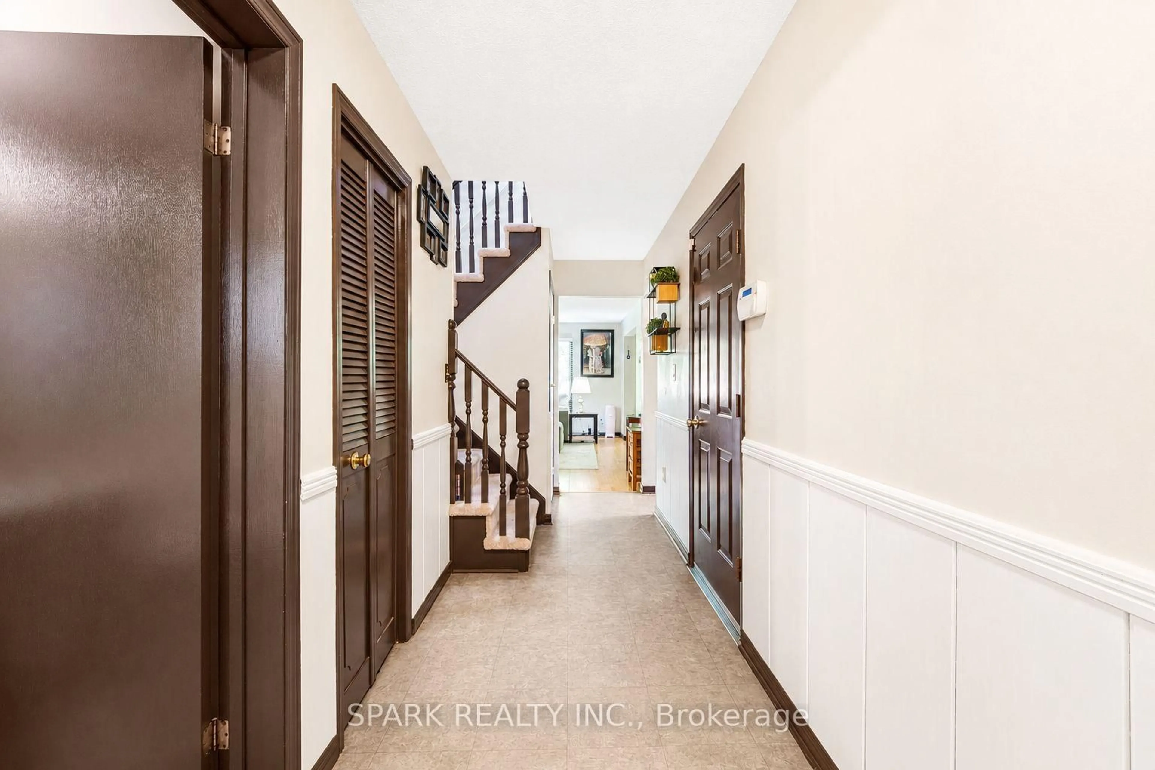 Indoor entryway for 23 Rannie Crt, Thorold Ontario L2V 4X2