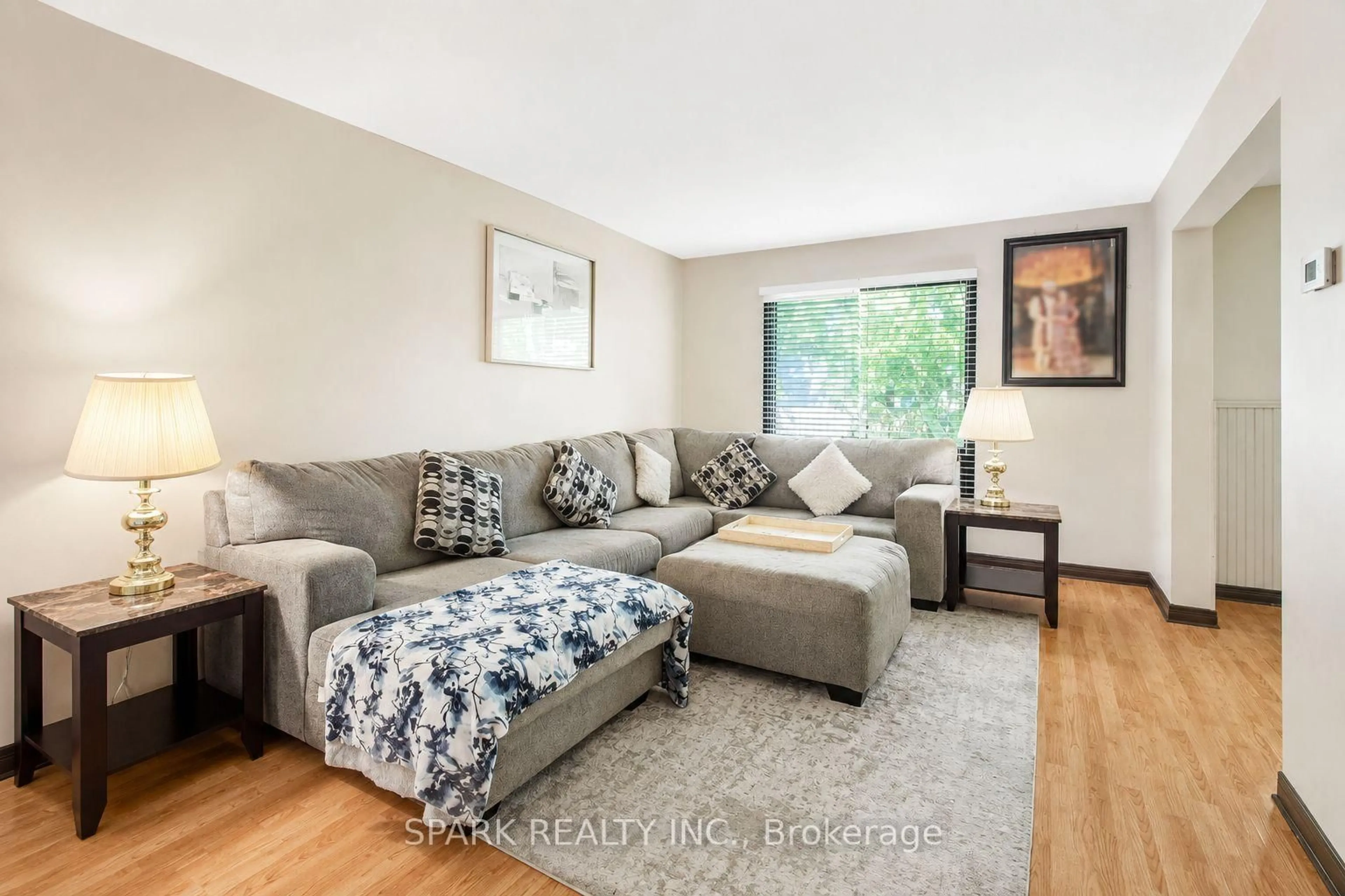Living room with furniture, unknown for 23 Rannie Crt, Thorold Ontario L2V 4X2