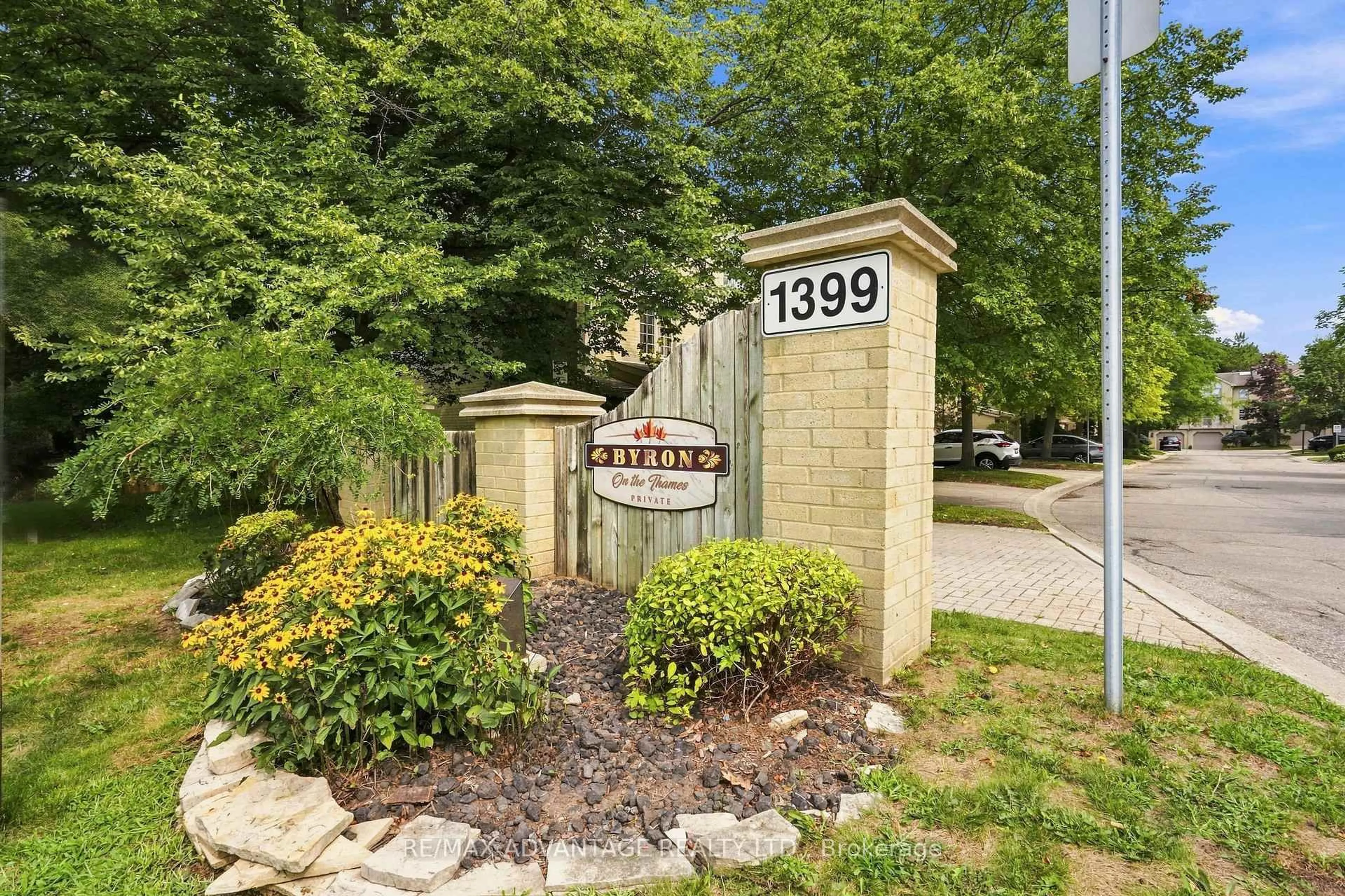 Patio, street for 1399 Commissioners Rd #1, London South Ontario N6K 4G9