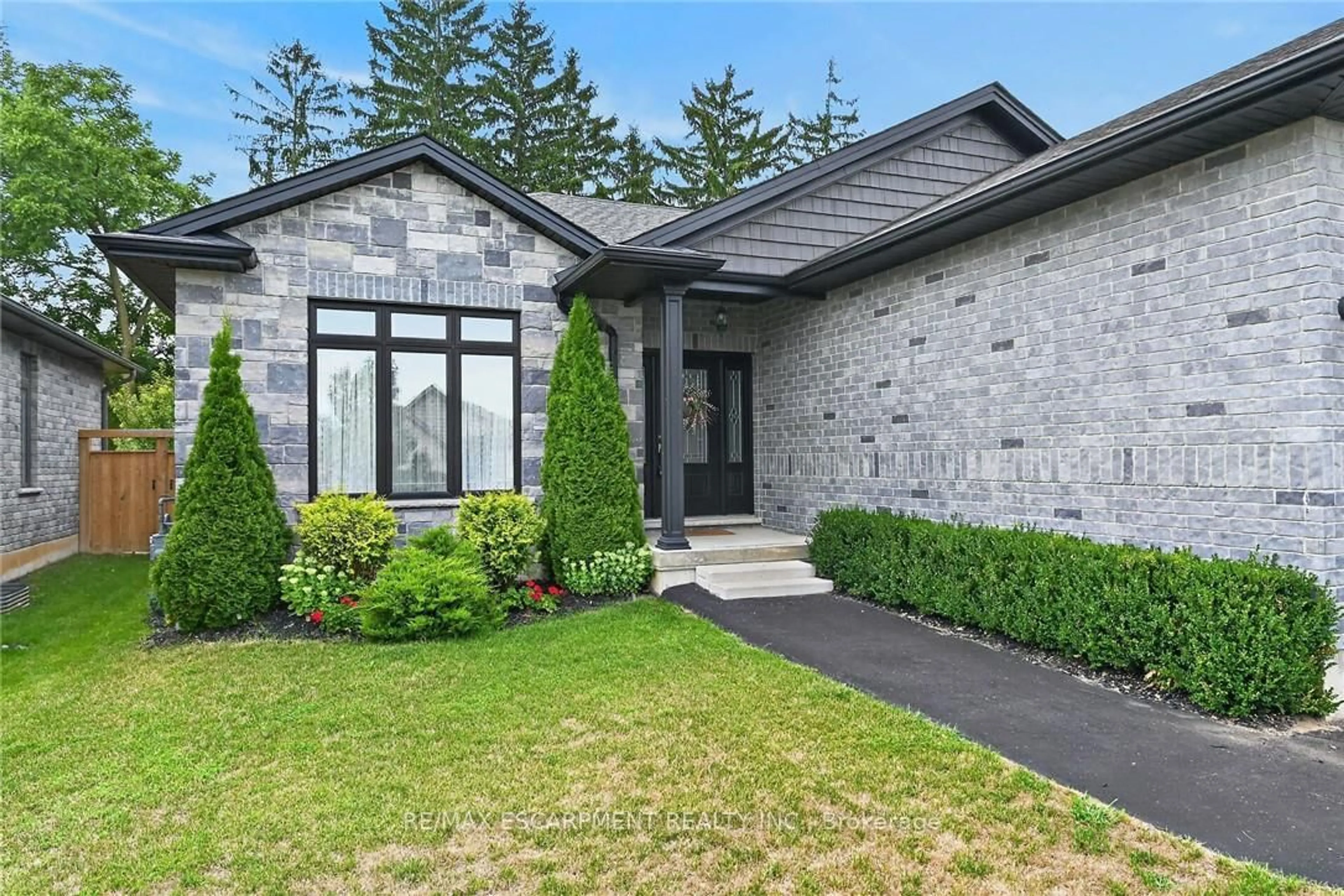 Home with brick exterior material, street for 26 Stonebridge Pl, Norfolk Ontario N3Y 0E6