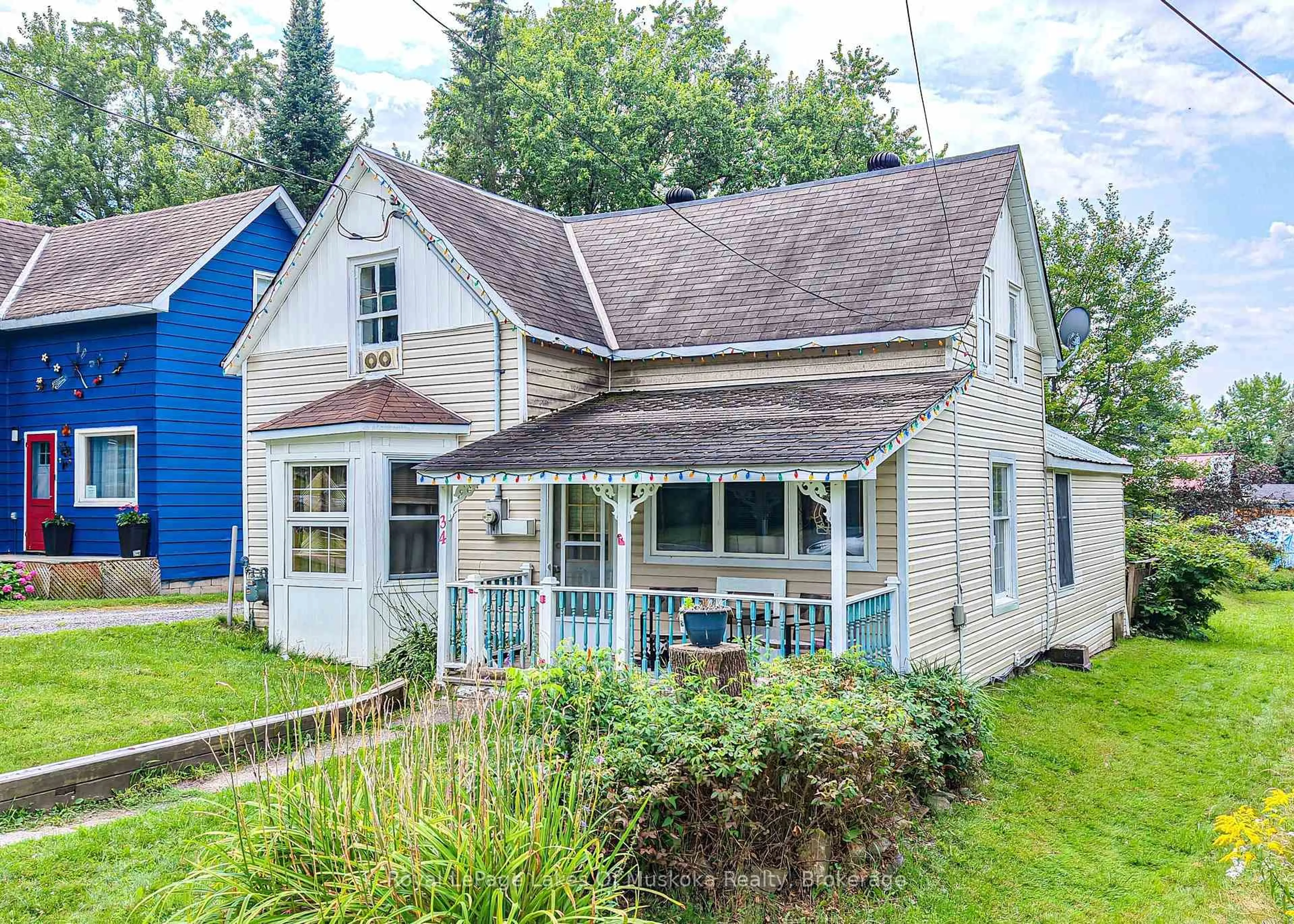 A pic from outside/outdoor area/front of a property/back of a property/a pic from drone, street for 34 Young St, Bracebridge Ontario P1L 1G7