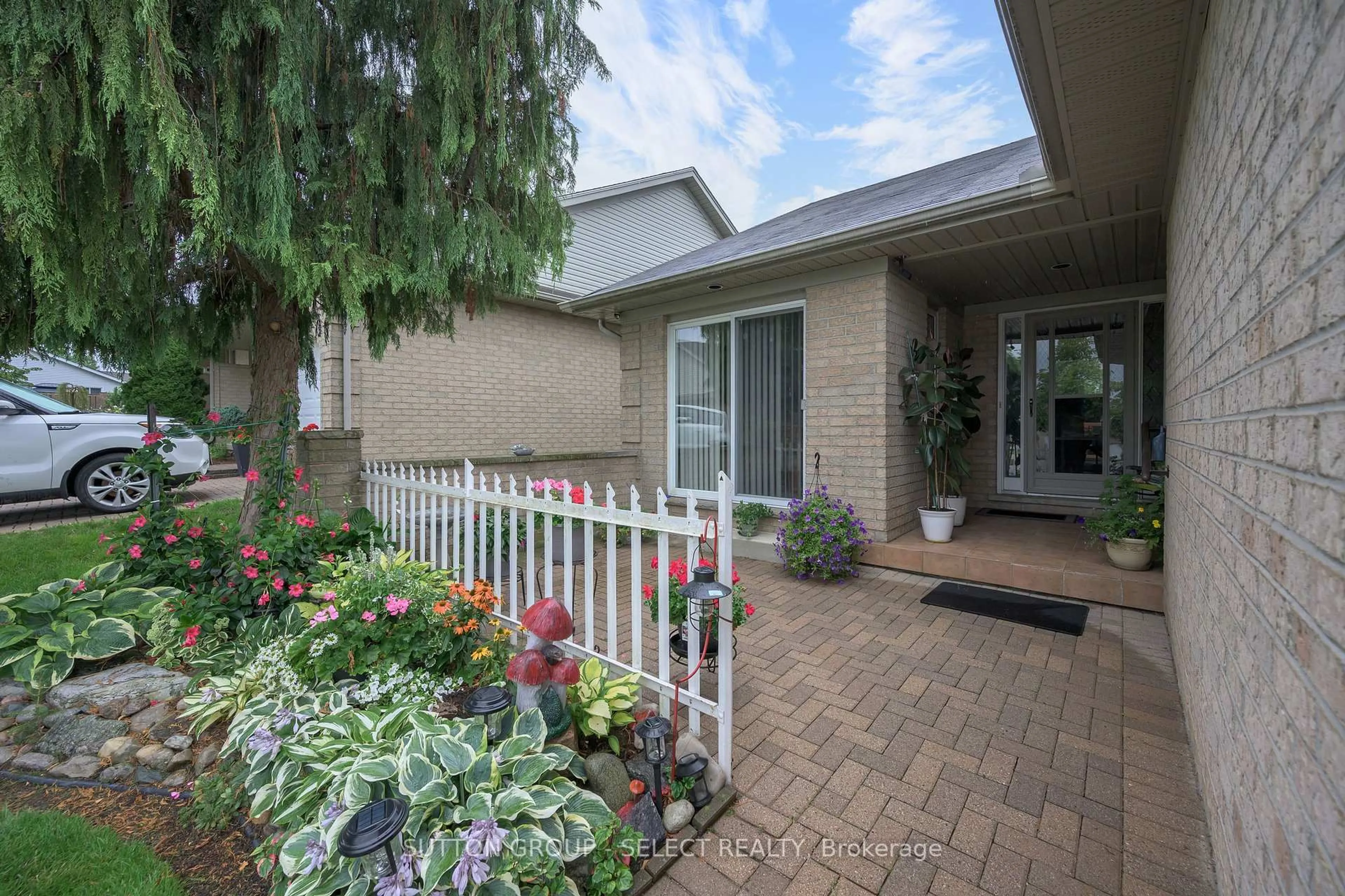 Patio, street for 861 Shelborne St #22, London South Ontario N5Z 5C5