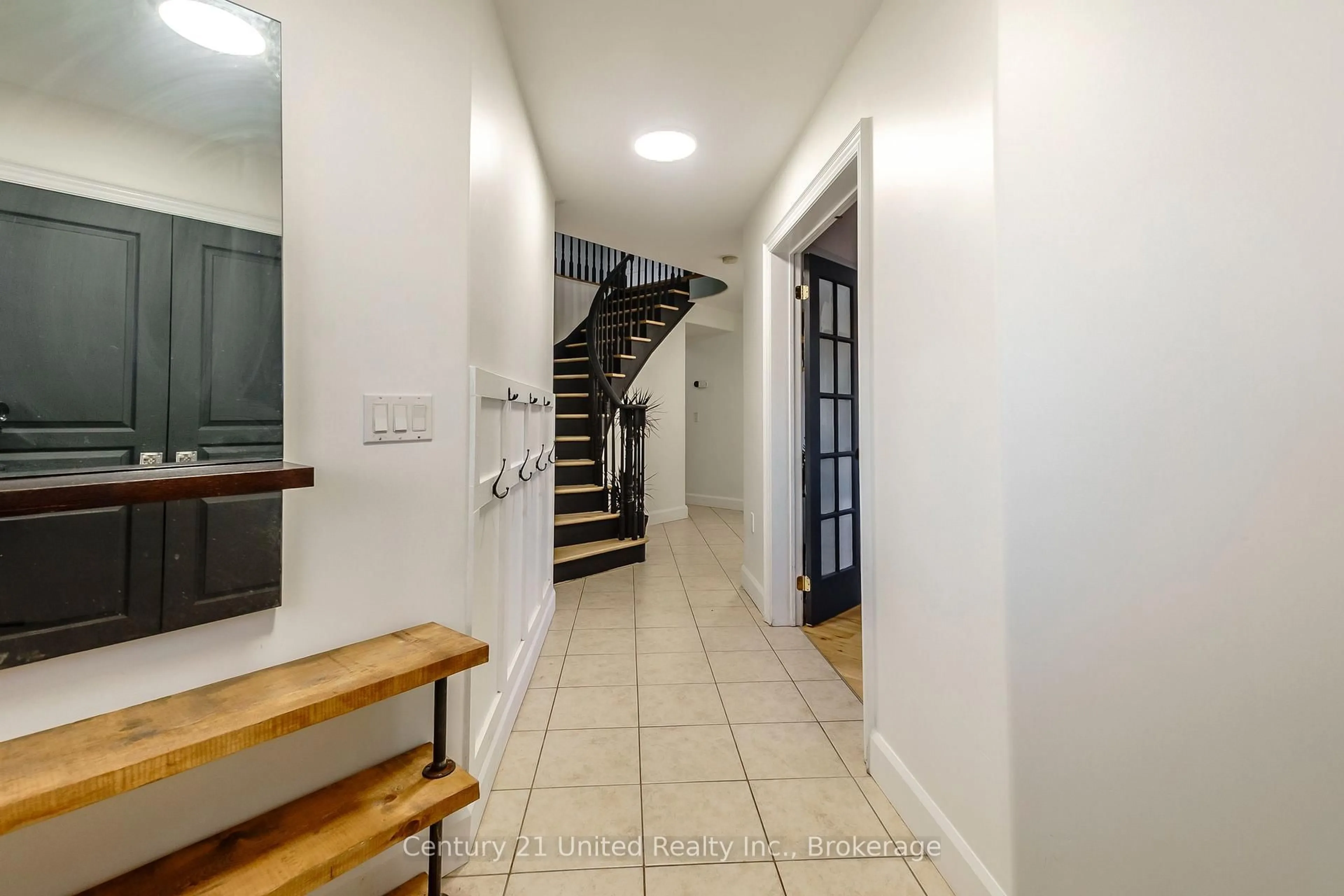 Indoor foyer for 810 Hargrove Tr, Peterborough Ontario K9L 0B6