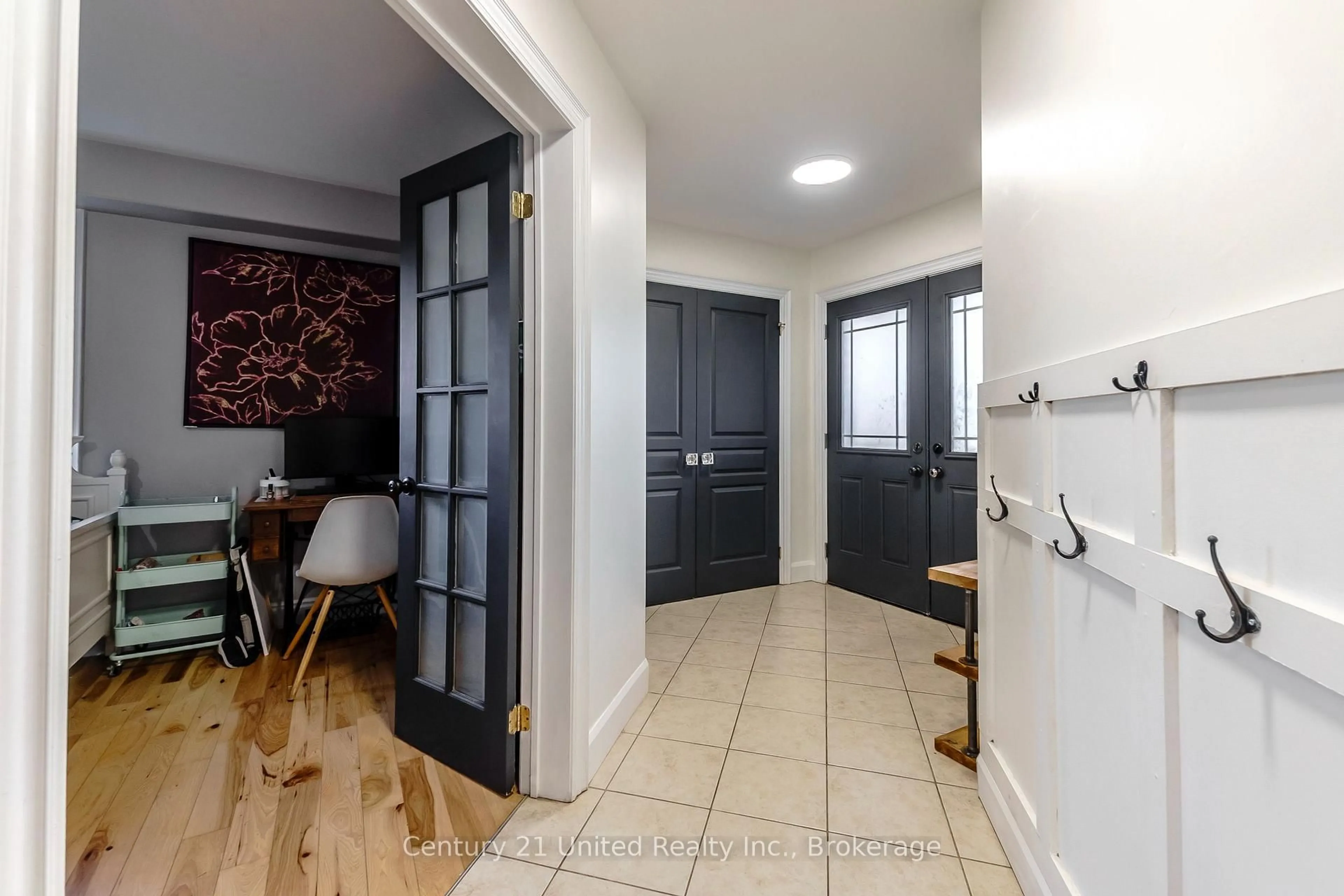 Indoor entryway for 810 Hargrove Tr, Peterborough Ontario K9L 0B6