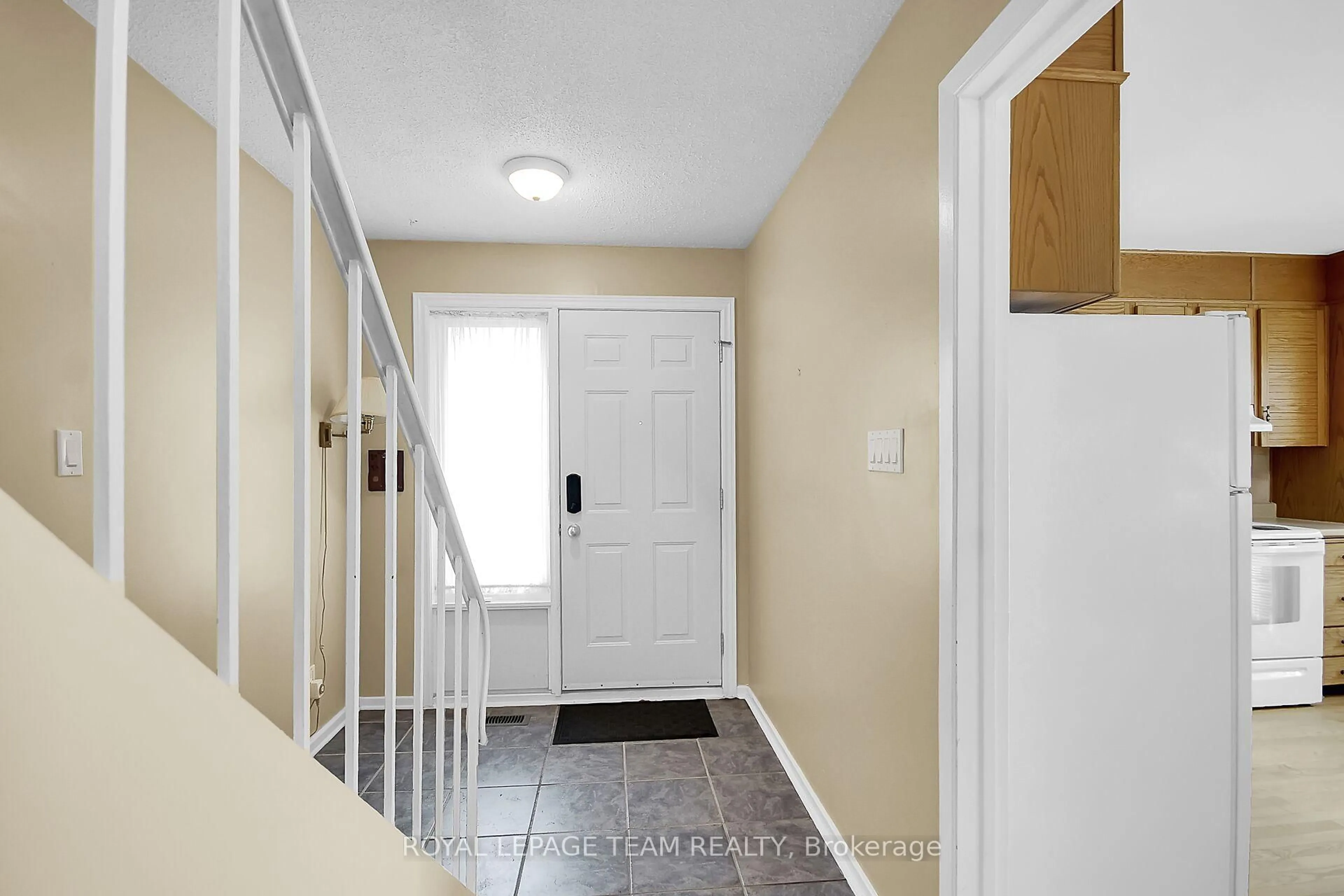 Indoor entryway for 3240 Southgate Rd #51, Ottawa Ontario K1V 8W7