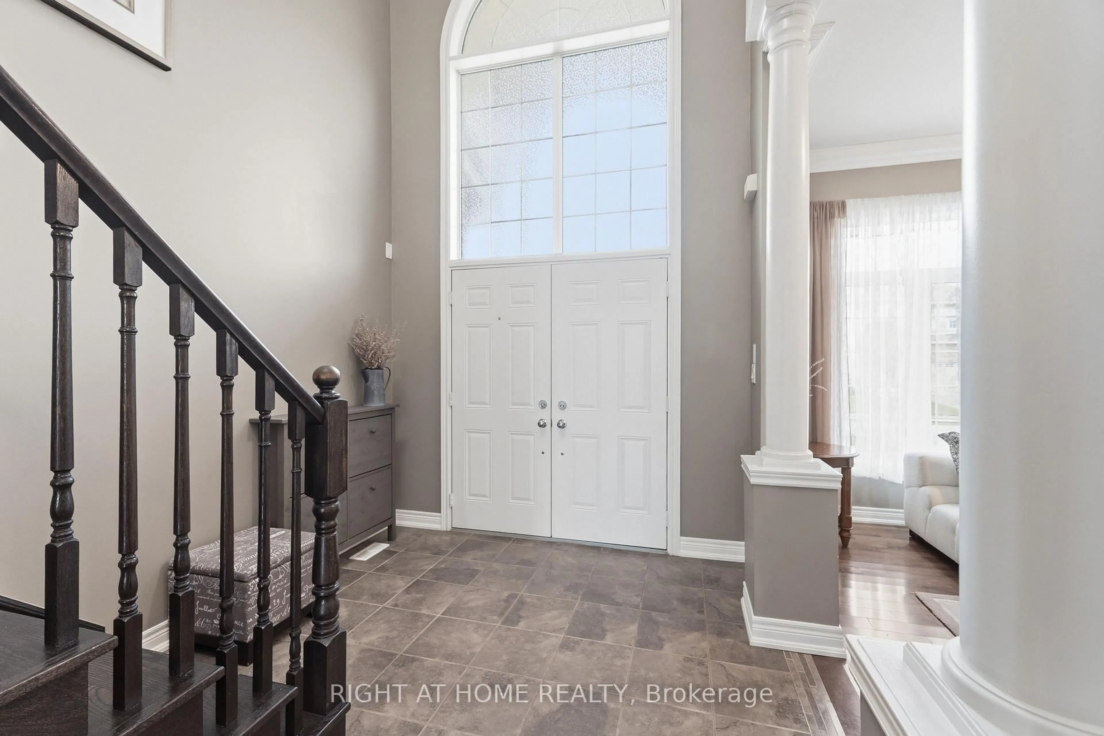 Indoor entryway for 38 Weaver Dr, Hamilton Ontario L9K 0G3