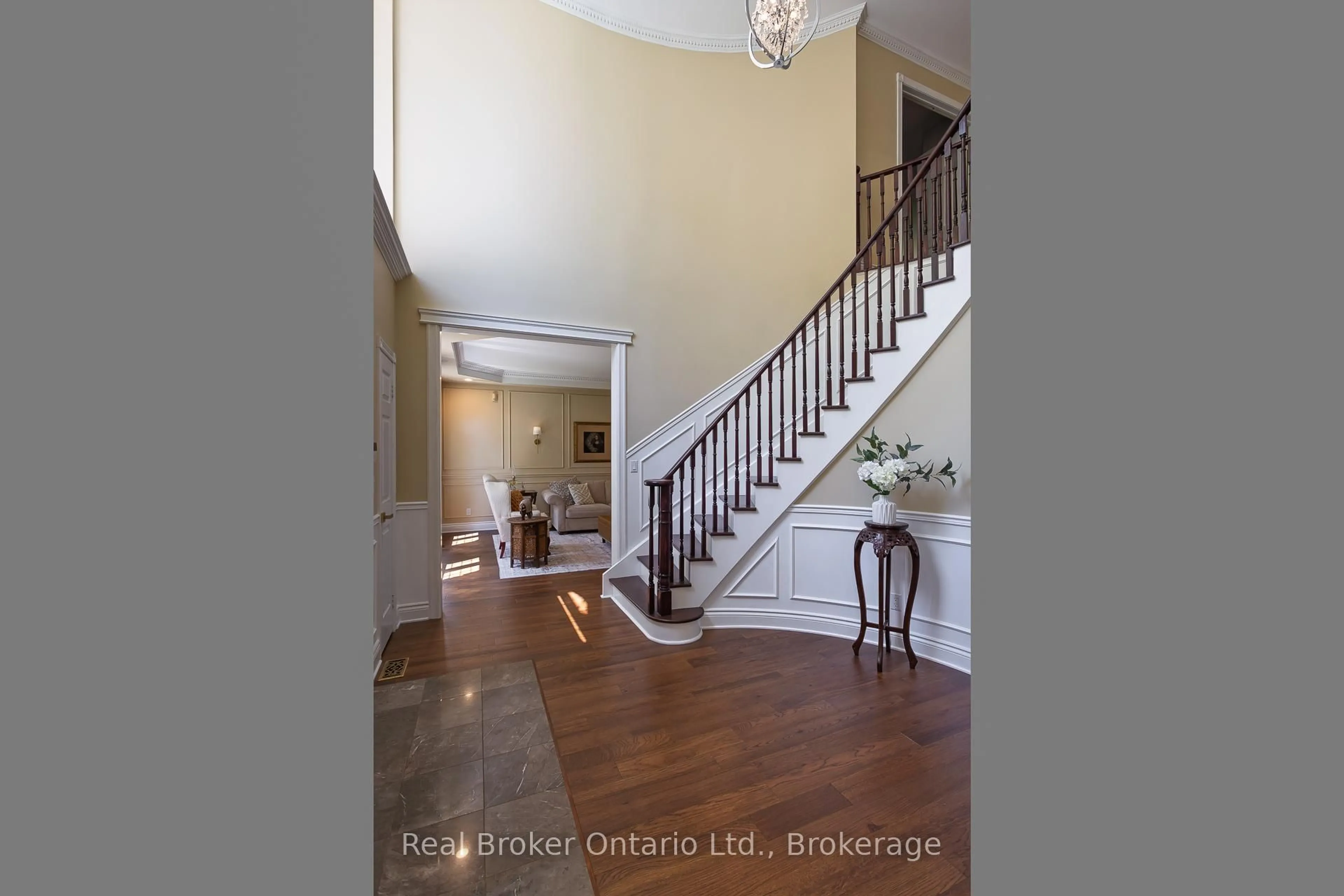 Indoor foyer for 9 Paige Crt, Hamilton Township Ontario K9A 0W6
