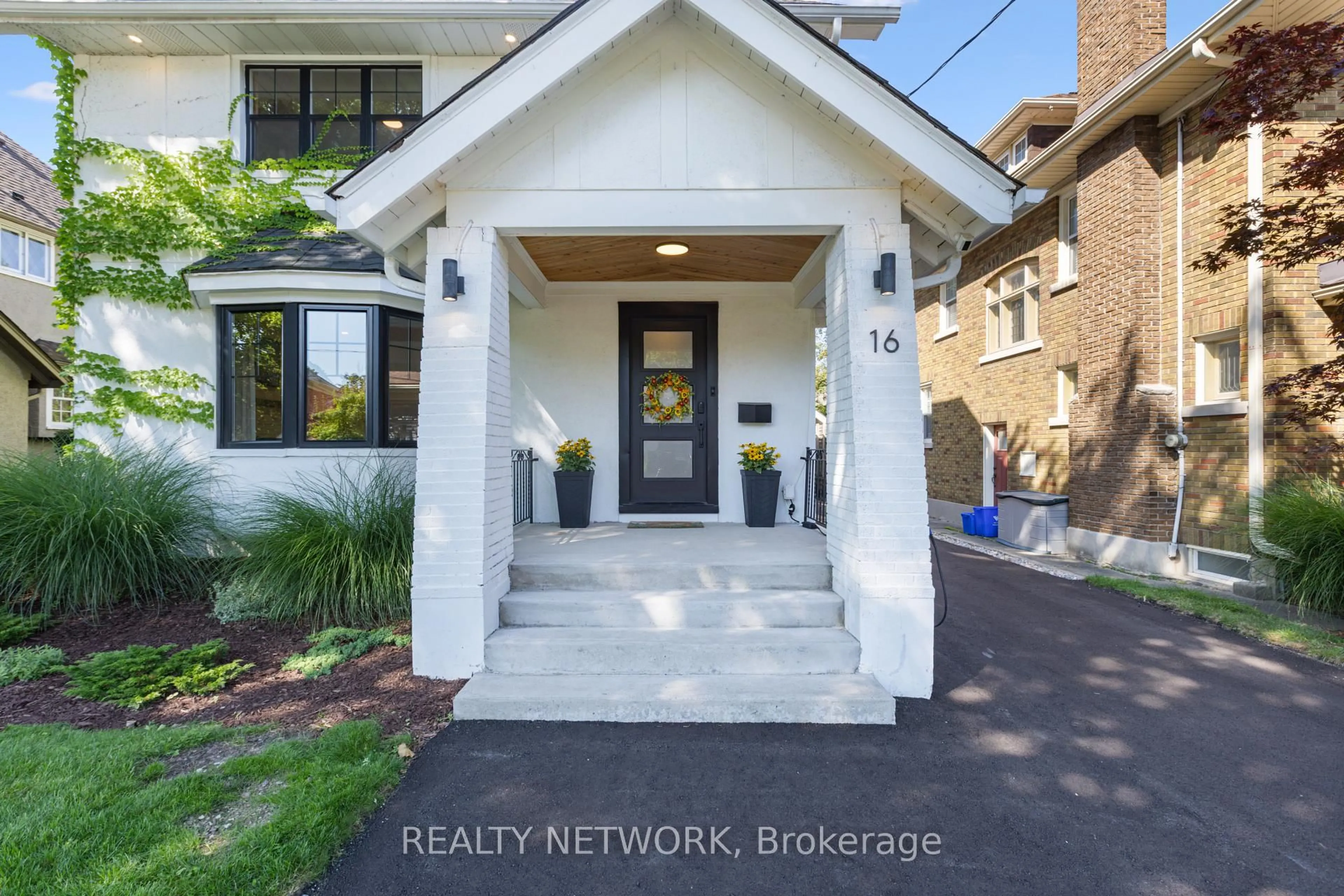 Indoor entryway for 16 South Dr, St. Catharines Ontario L2R 4T8