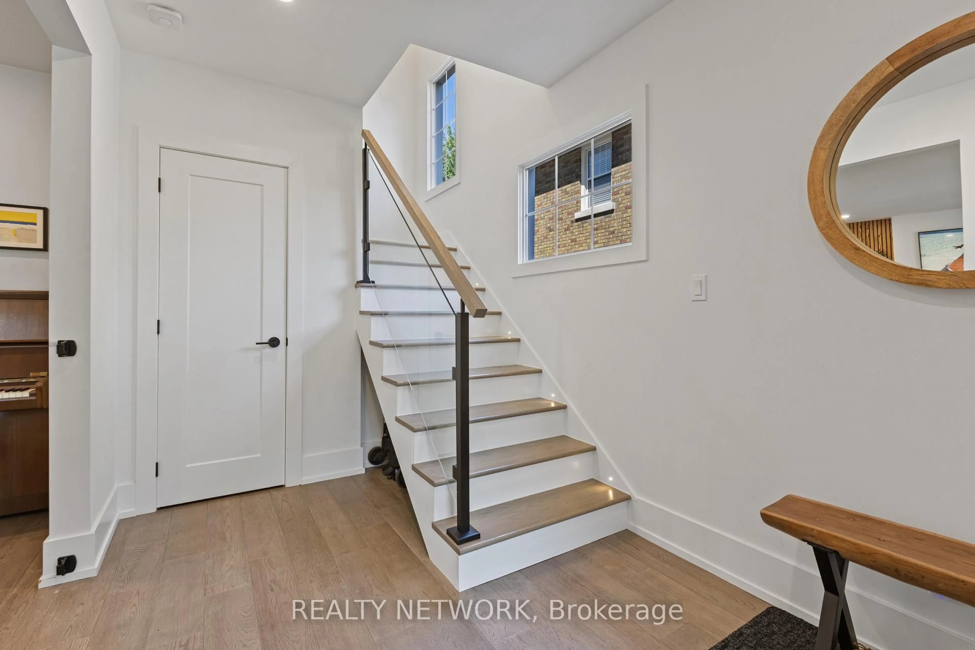 Indoor entryway for 16 South Dr, St. Catharines Ontario L2R 4T8