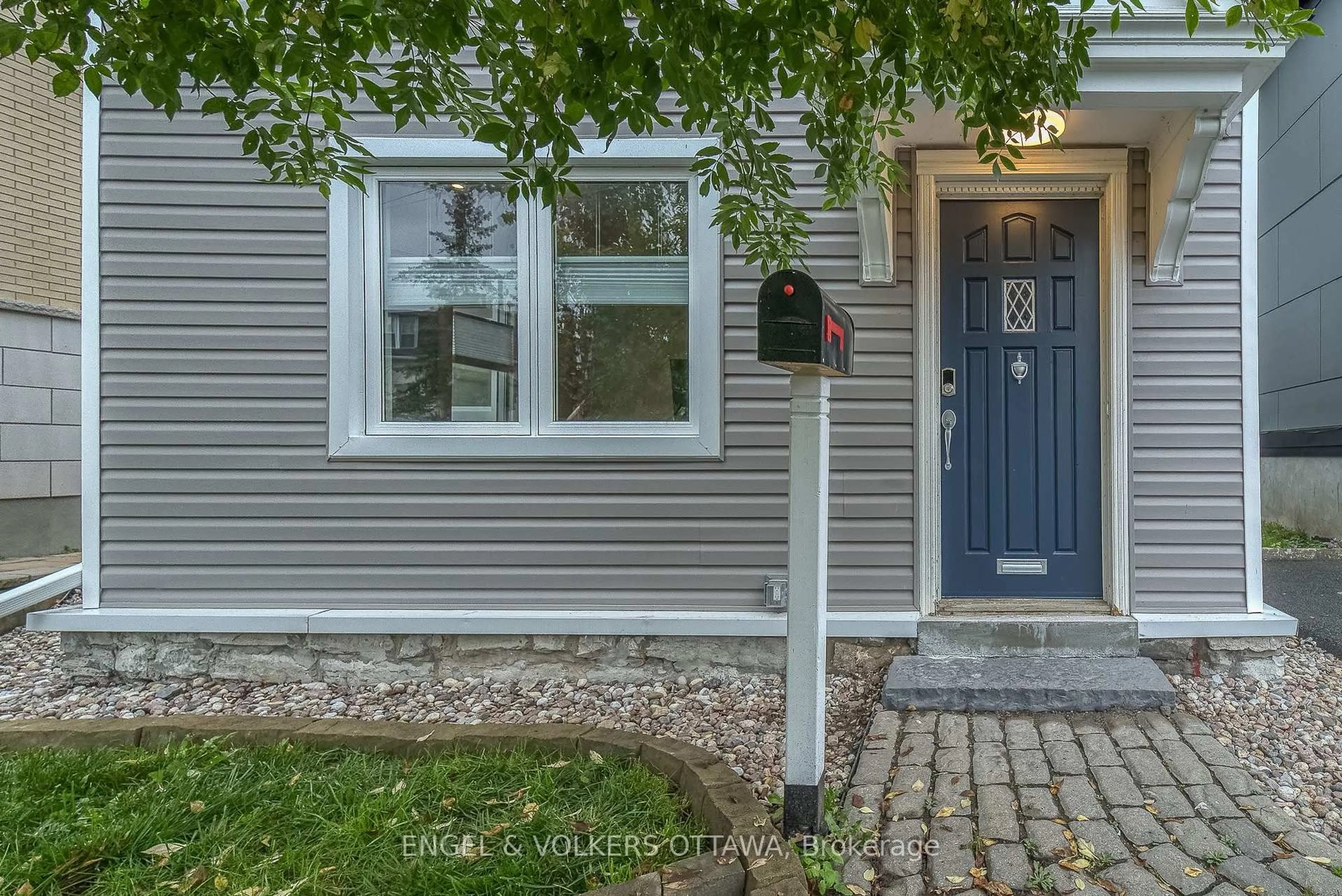 Home with vinyl exterior material, street for 379 Madison Ave, Ottawa Ontario K2A 0B6