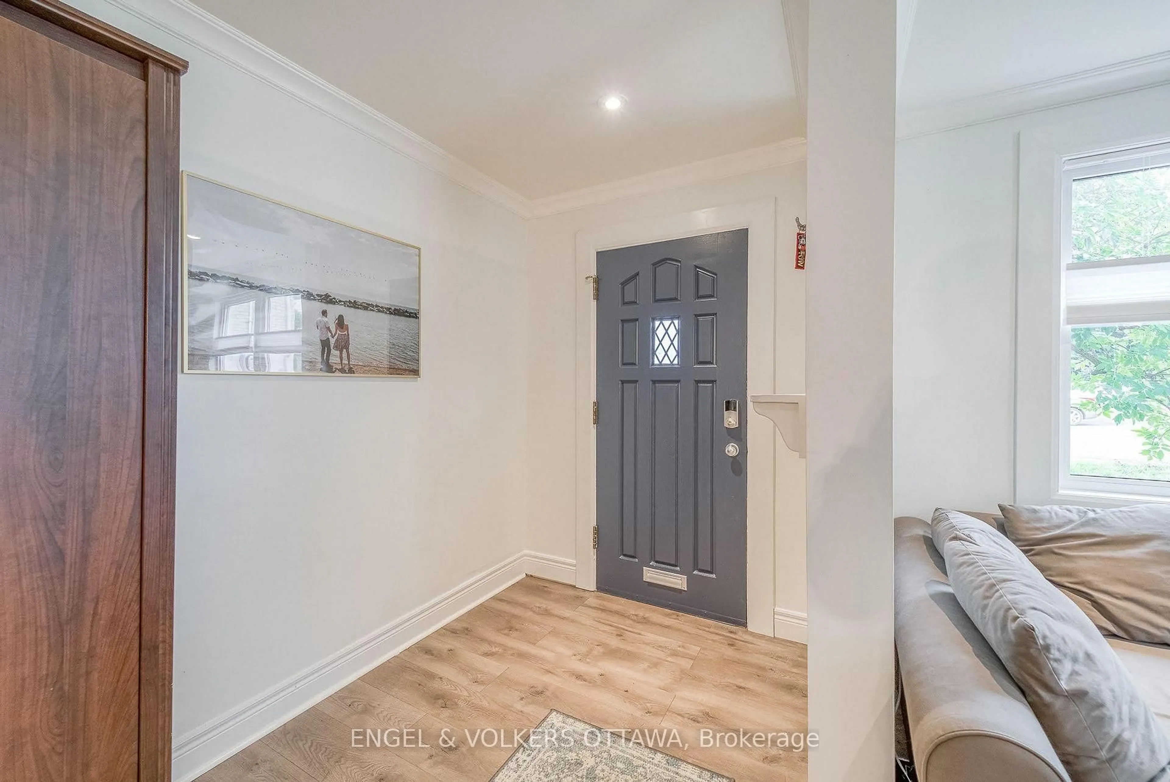 Indoor entryway for 379 Madison Ave, Ottawa Ontario K2A 0B6