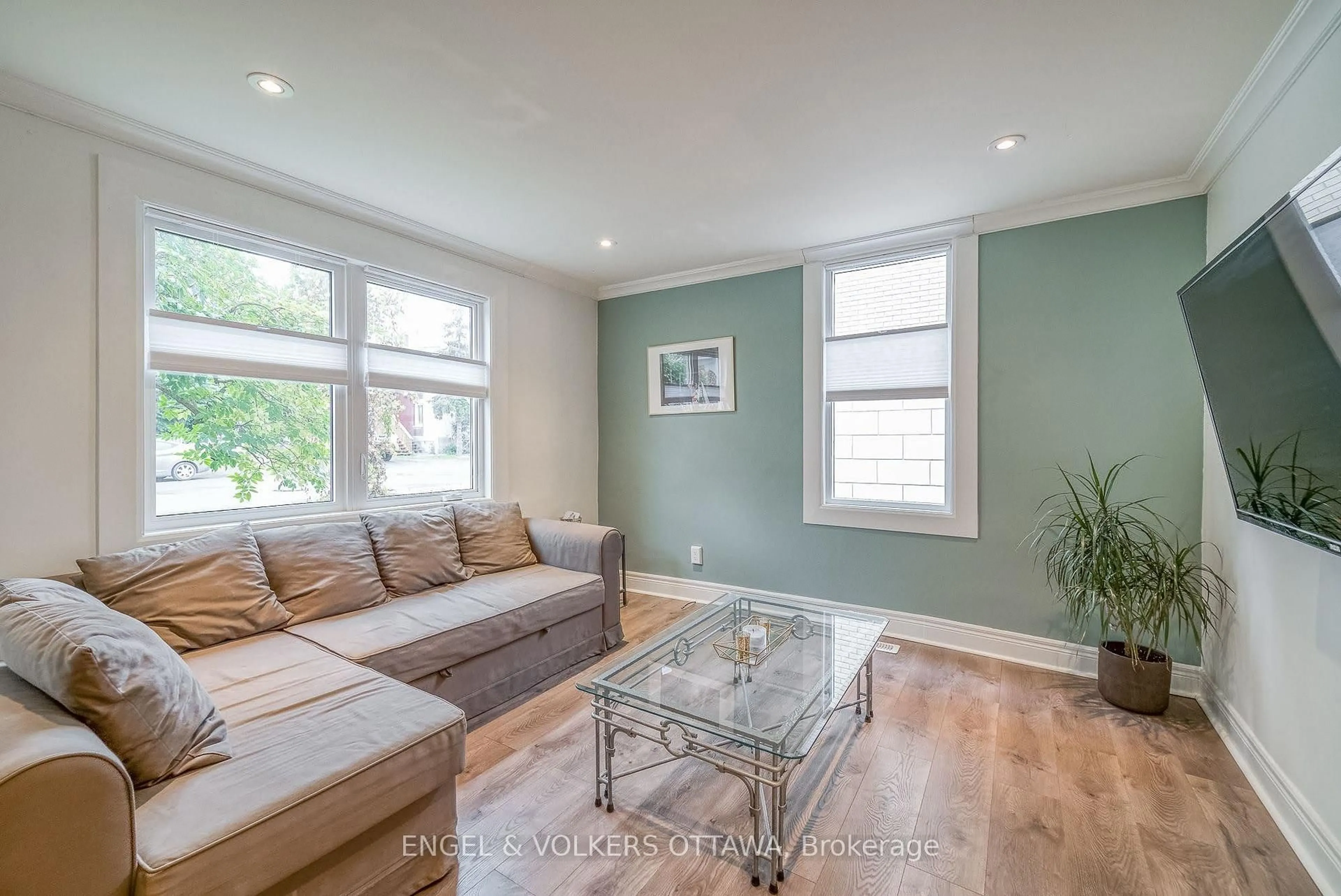 Living room with furniture, wood/laminate floor for 379 Madison Ave, Ottawa Ontario K2A 0B6