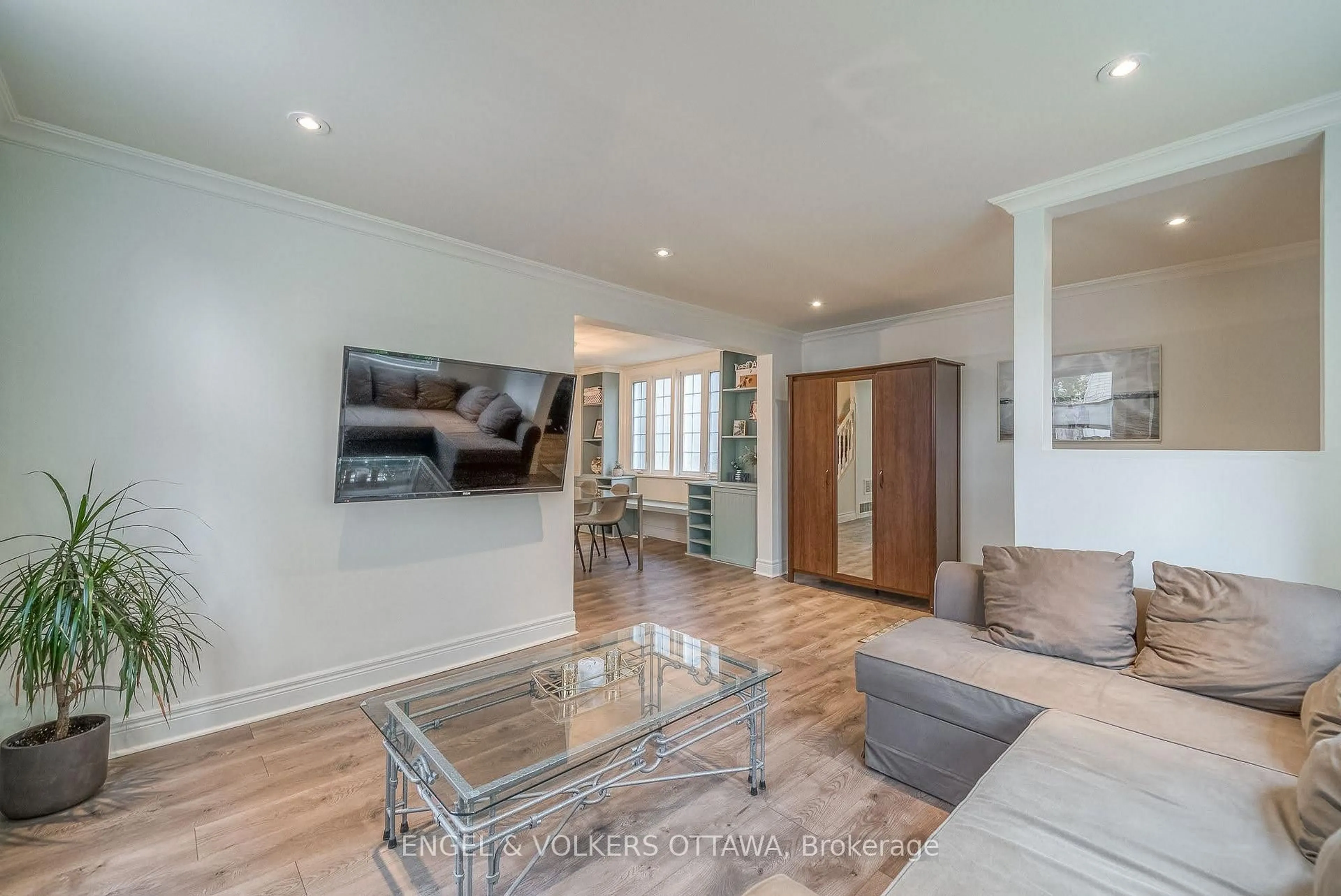 Living room with furniture, wood/laminate floor for 379 Madison Ave, Ottawa Ontario K2A 0B6