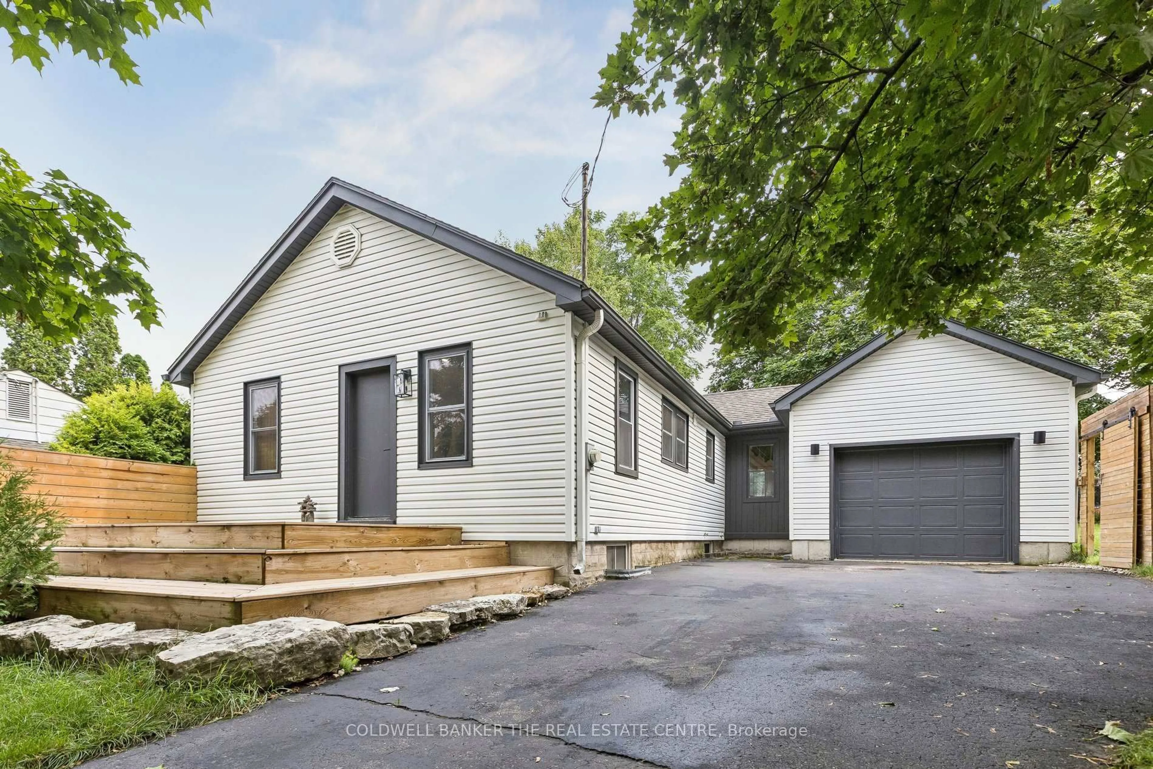 Home with vinyl exterior material, street for 37 Fifth Ave, Cambridge Ontario N1S 2G1