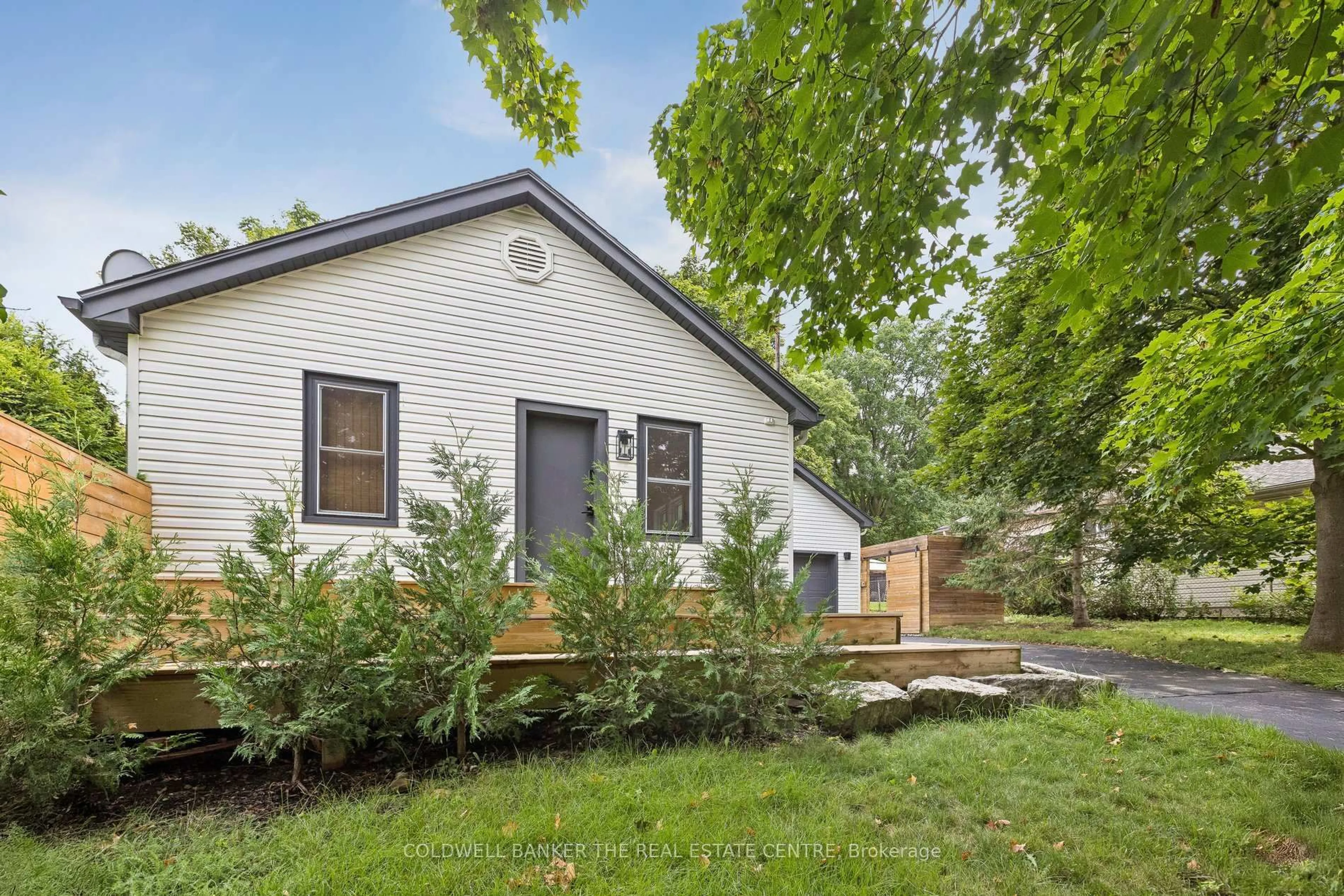 Home with vinyl exterior material, street for 37 Fifth Ave, Cambridge Ontario N1S 2G1
