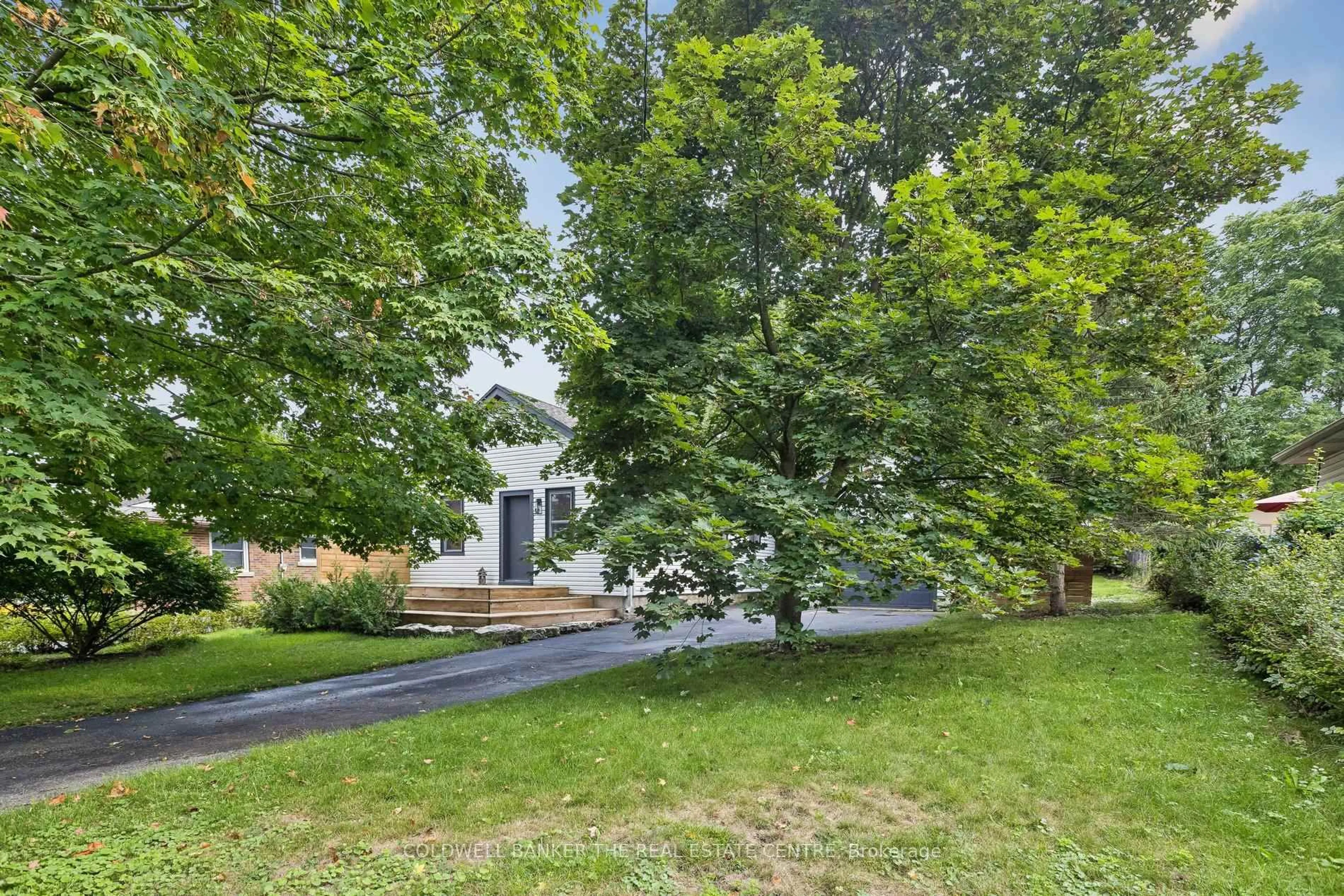 Patio, forest/trees view for 37 Fifth Ave, Cambridge Ontario N1S 2G1