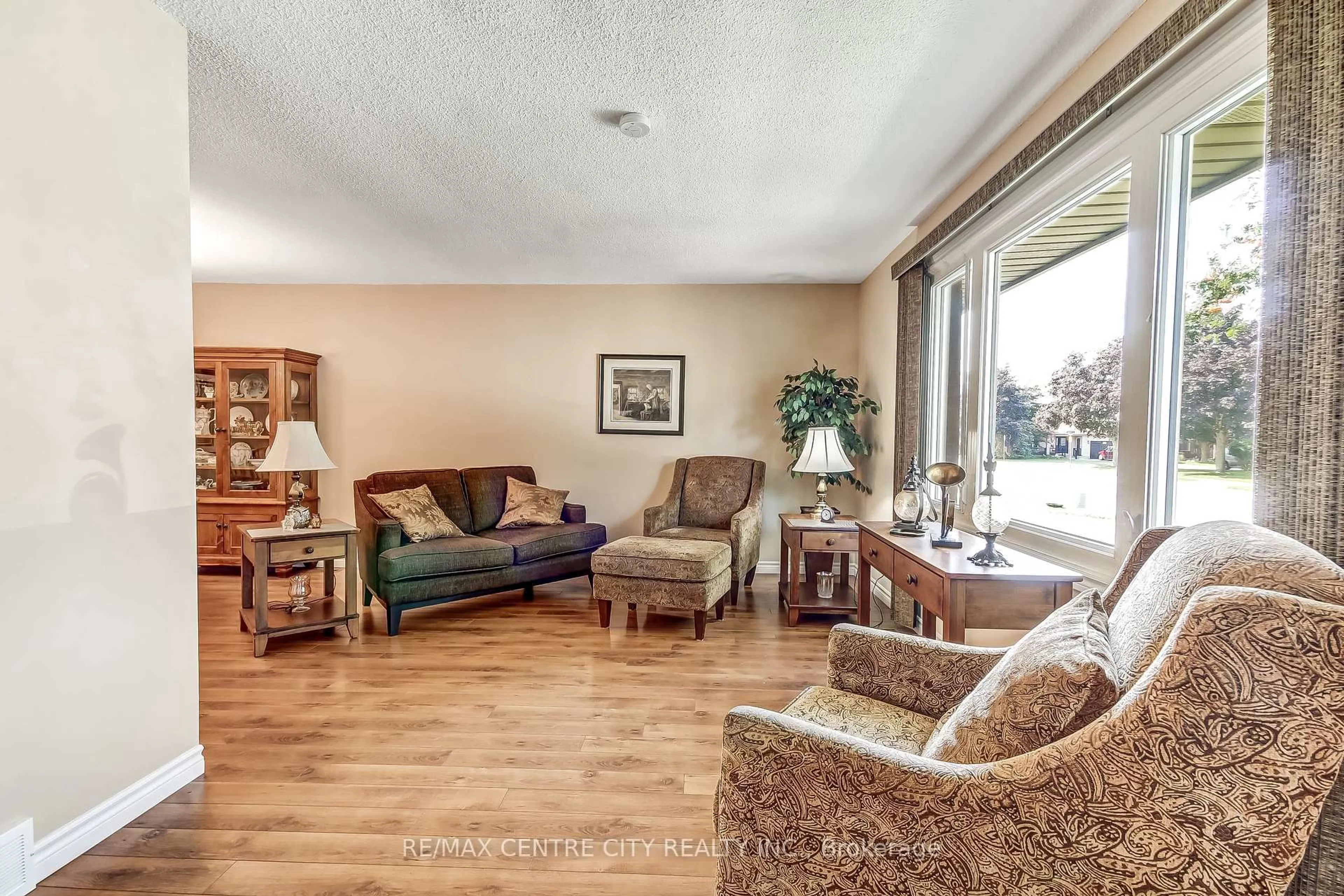 Living room with furniture, wood/laminate floor for 153 Highview Dr, St. Thomas Ontario N5R 5N3