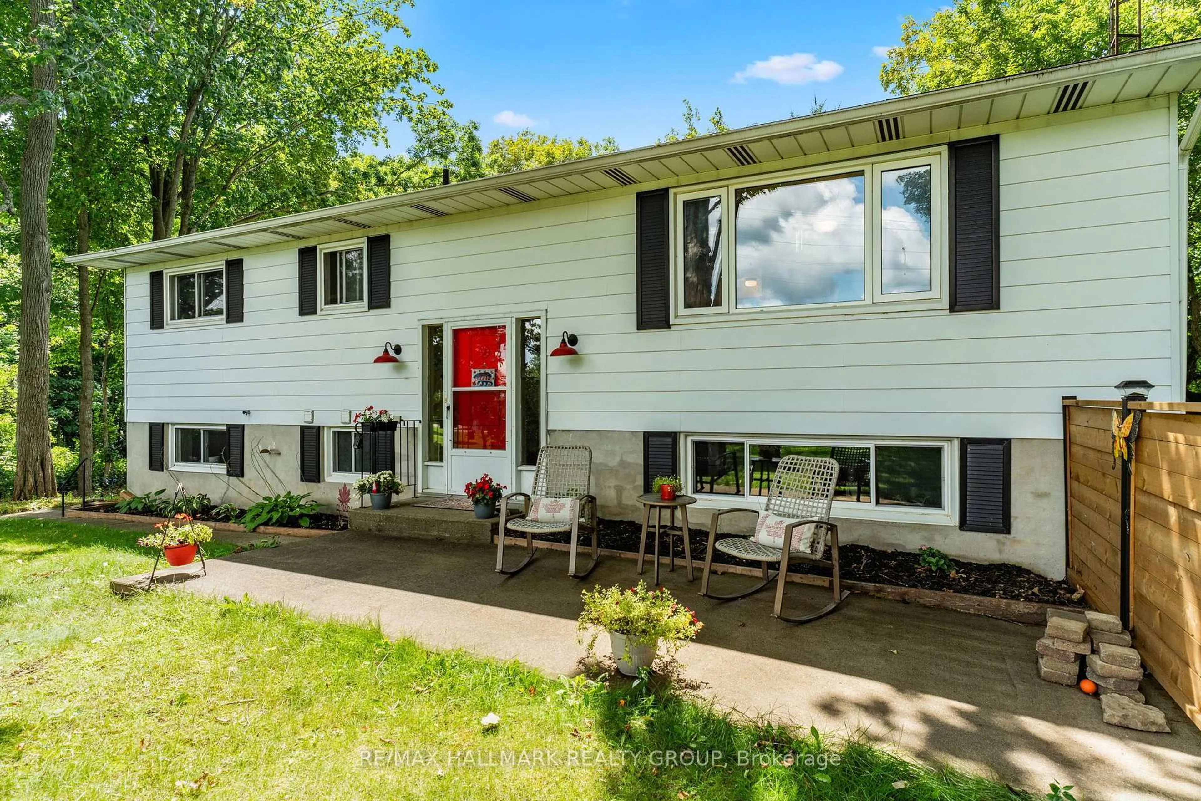 Home with vinyl exterior material, street for 4574 County Road 15 Rd, Augusta Ontario K6V 5T2